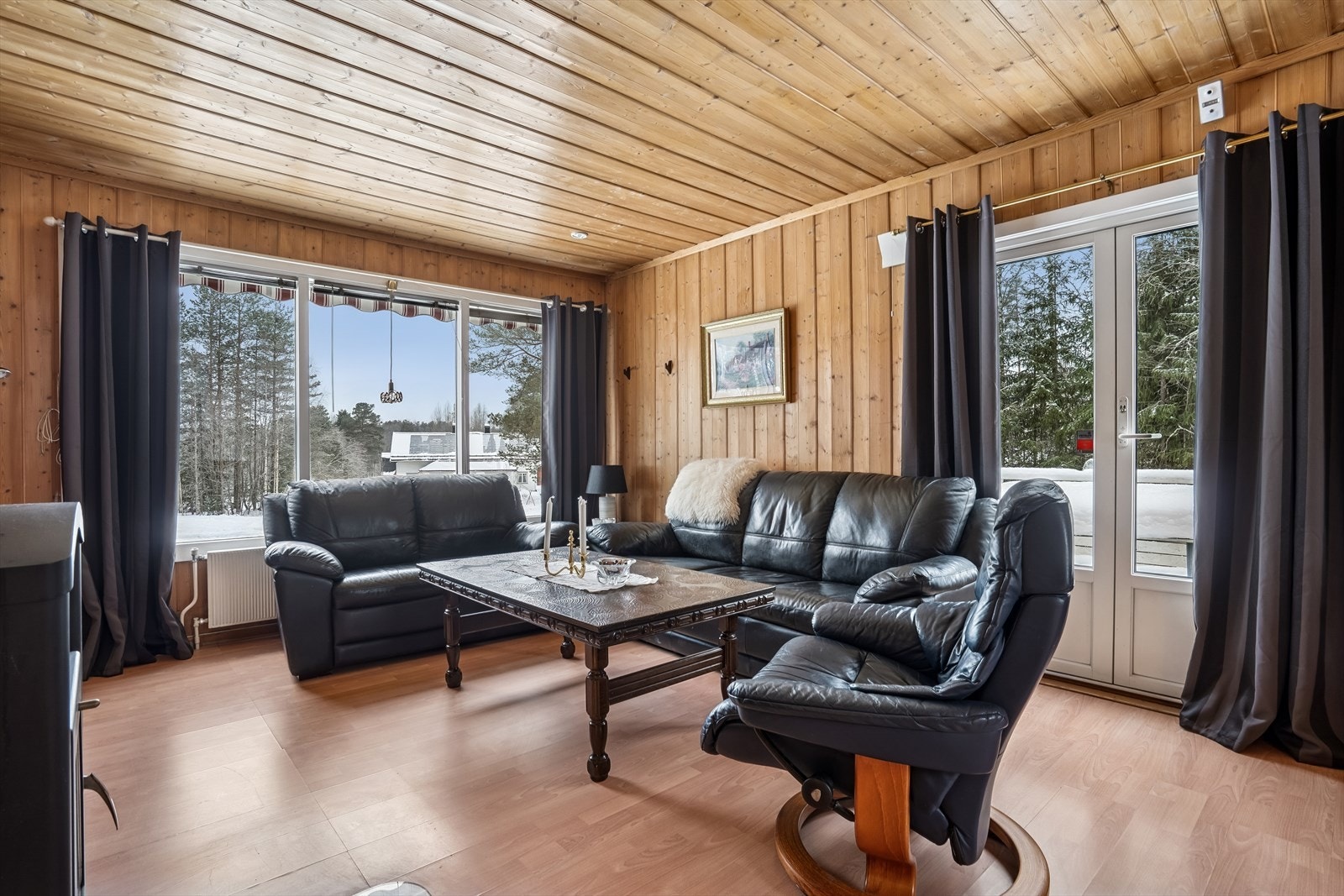 Den tofløyede terrassedøren fra 2009 åpner opp mot den store uteplassen. Galleribilde