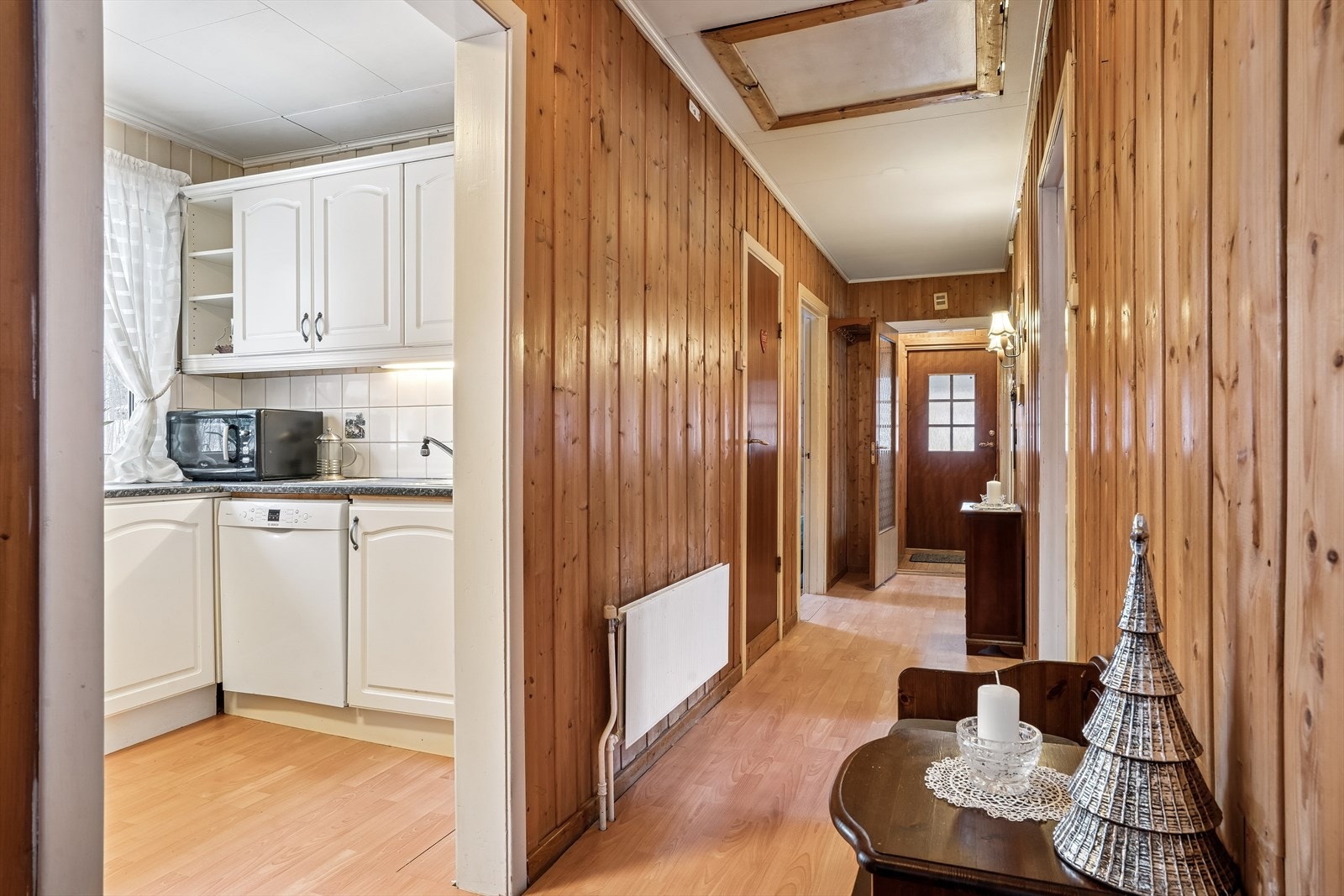 Fra gangen er det adkomst til loftet via en himlingsluke. Galleribilde