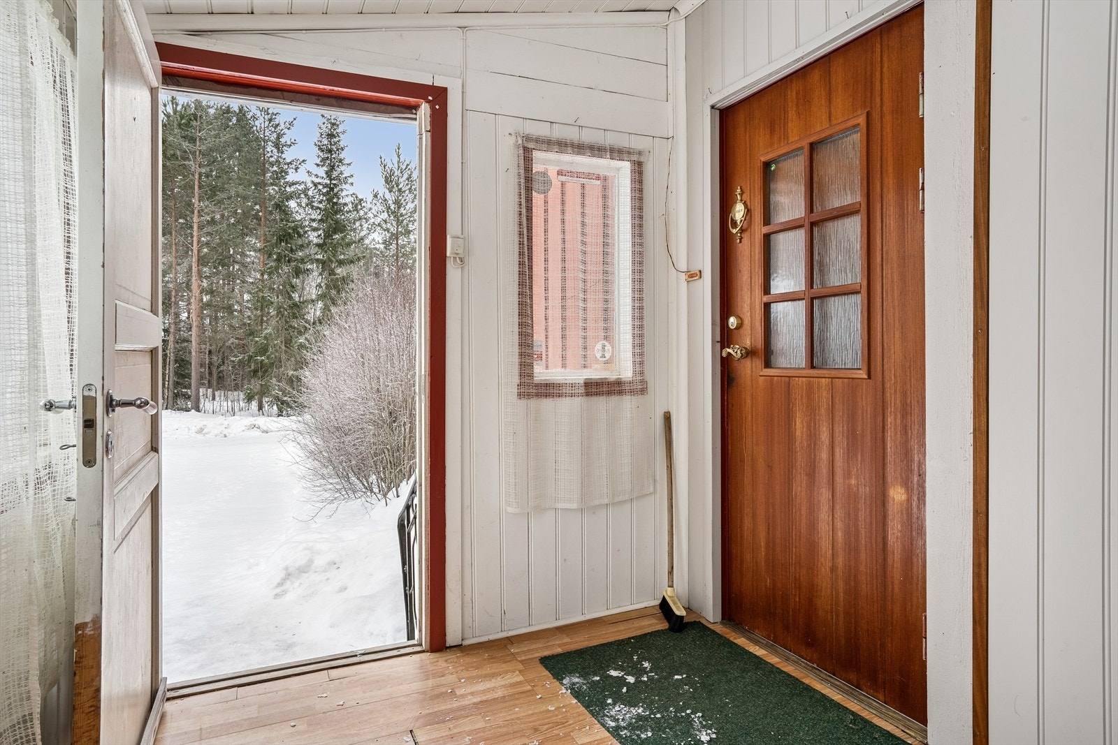 Inngangspartiet har et praktisk, påbygd kaldvindfang som leder videre inn i boligen. Galleribilde