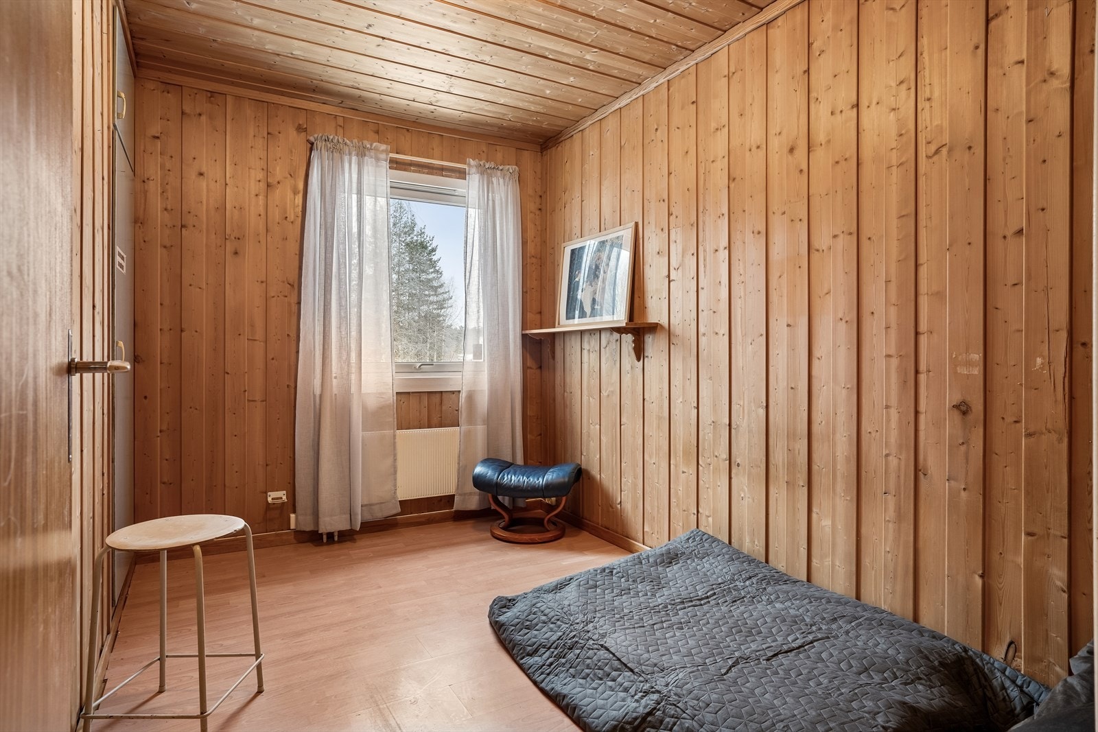 Soverommene har overflater med blant annet laminat og panel. Galleribilde