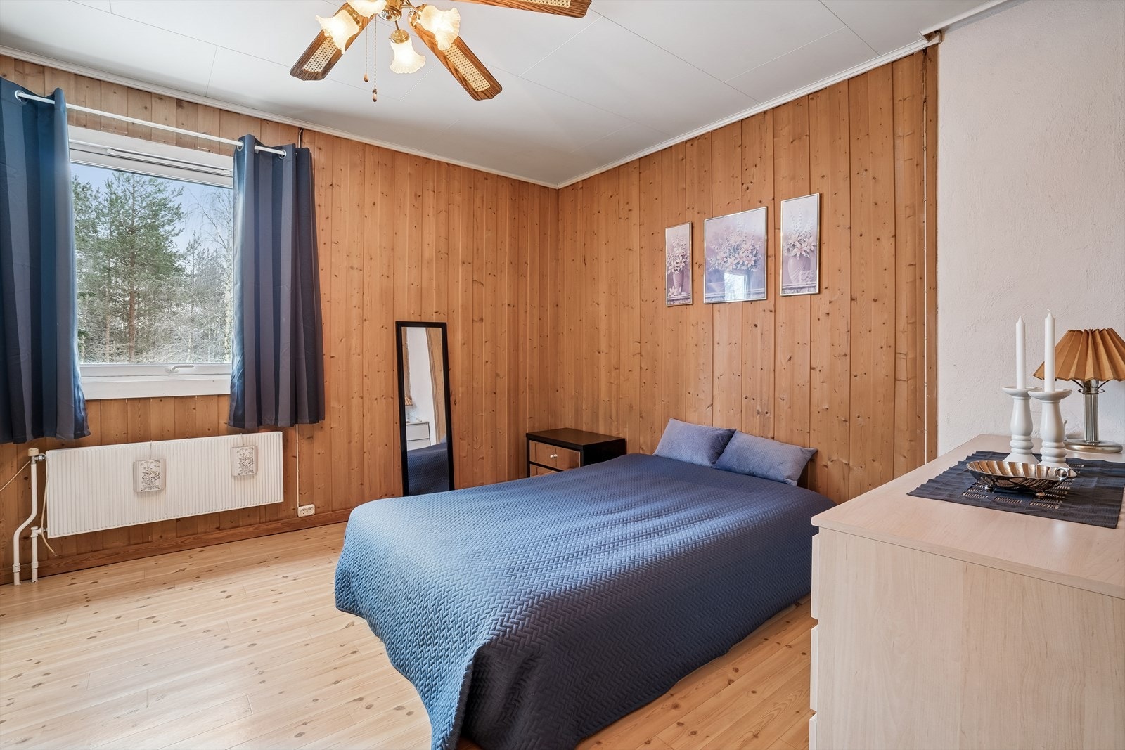 Boligen har tre soverom i hovedetasjen. Dette er det største. Galleribilde