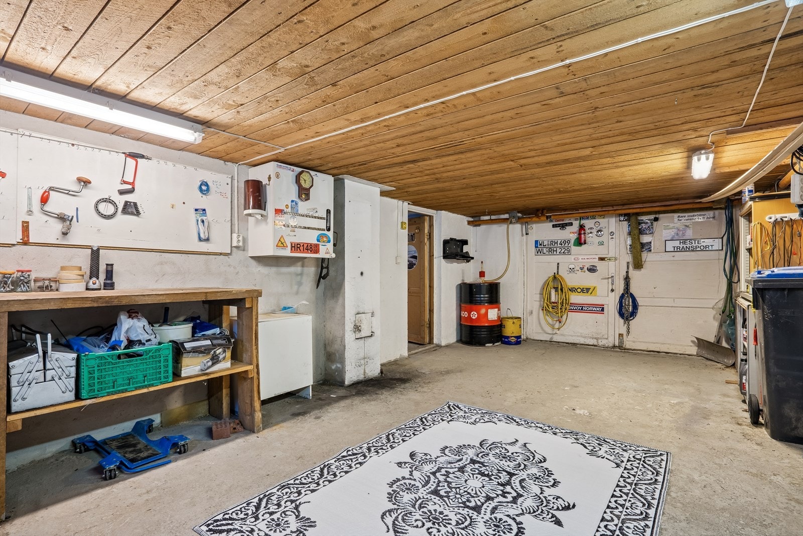 Kjelleren har store, disponible rom med betonggulv, ideelt for verksted eller hobby. Galleribilde