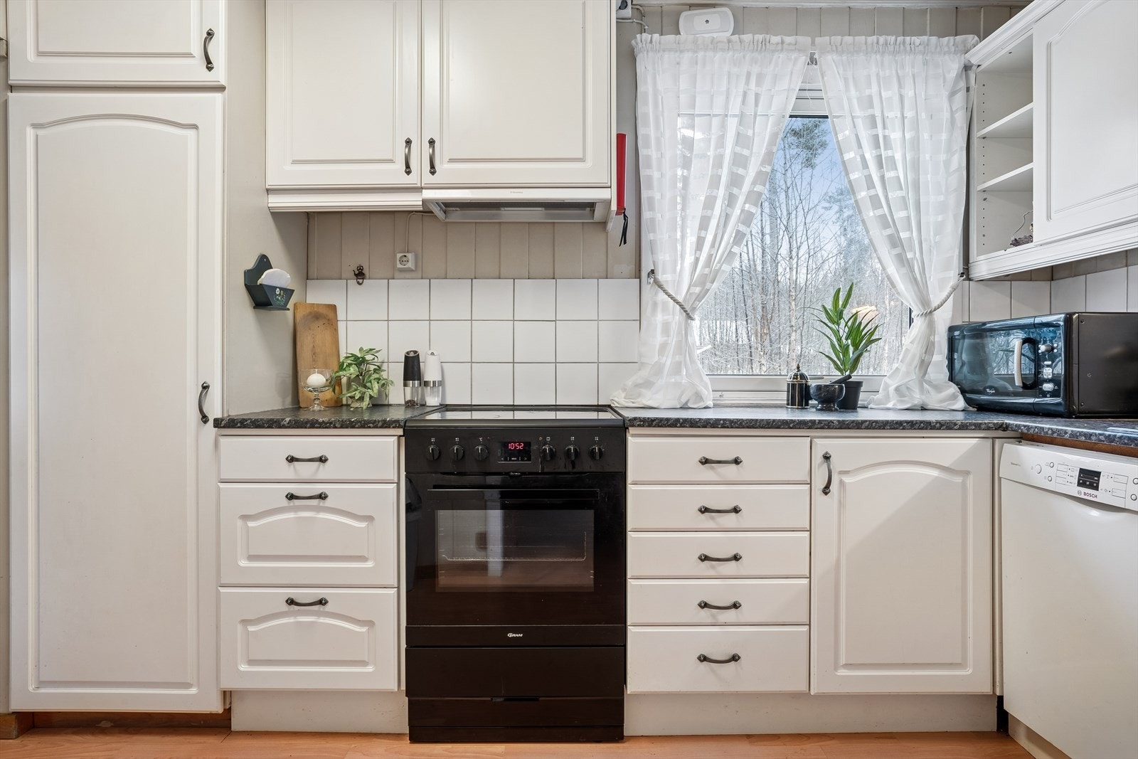 Over benkeplatene er veggene flislagt for enkelt renhold. Galleribilde