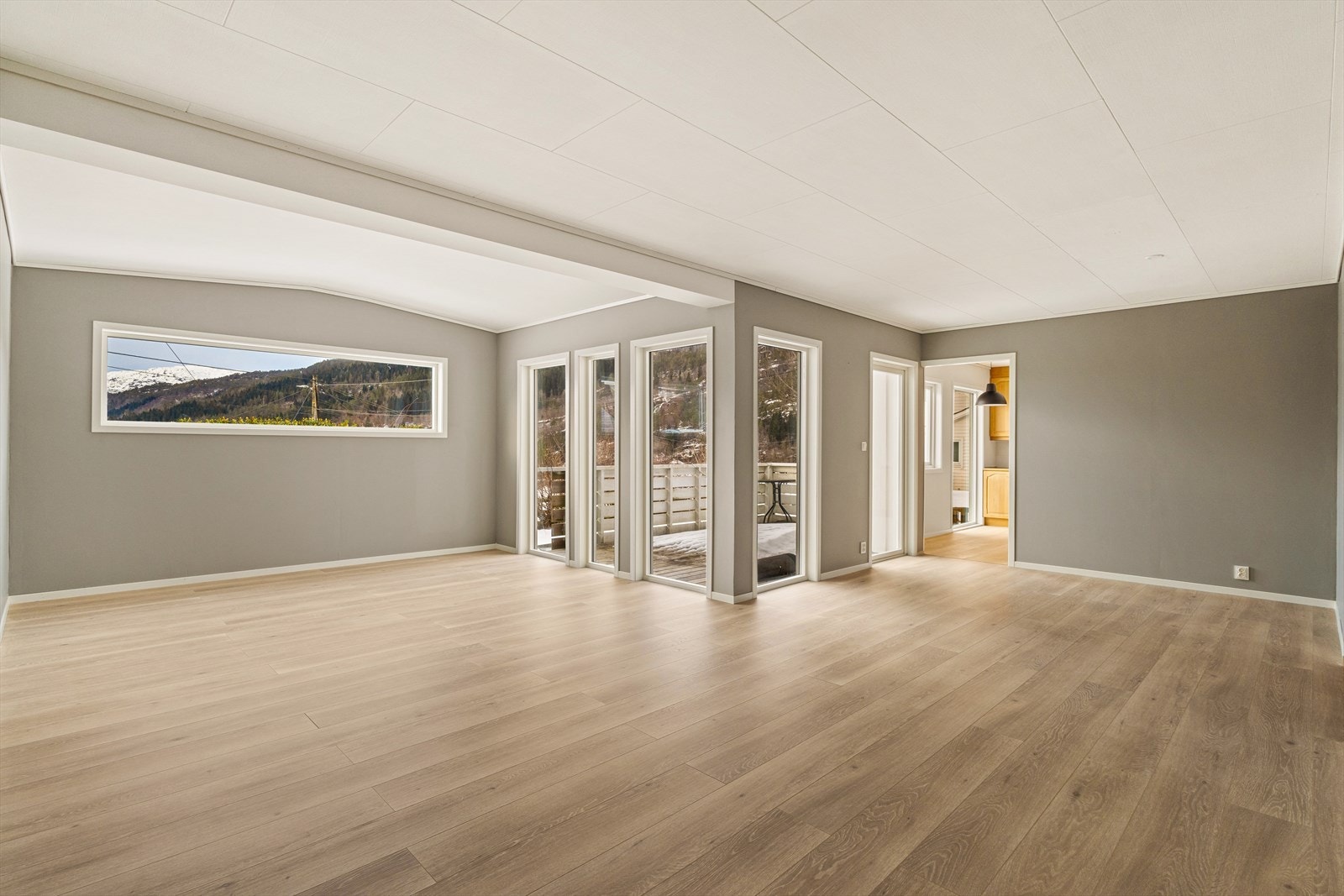 Store vindusflater som slipper inn rikelig med naturlig lys Galleribilde