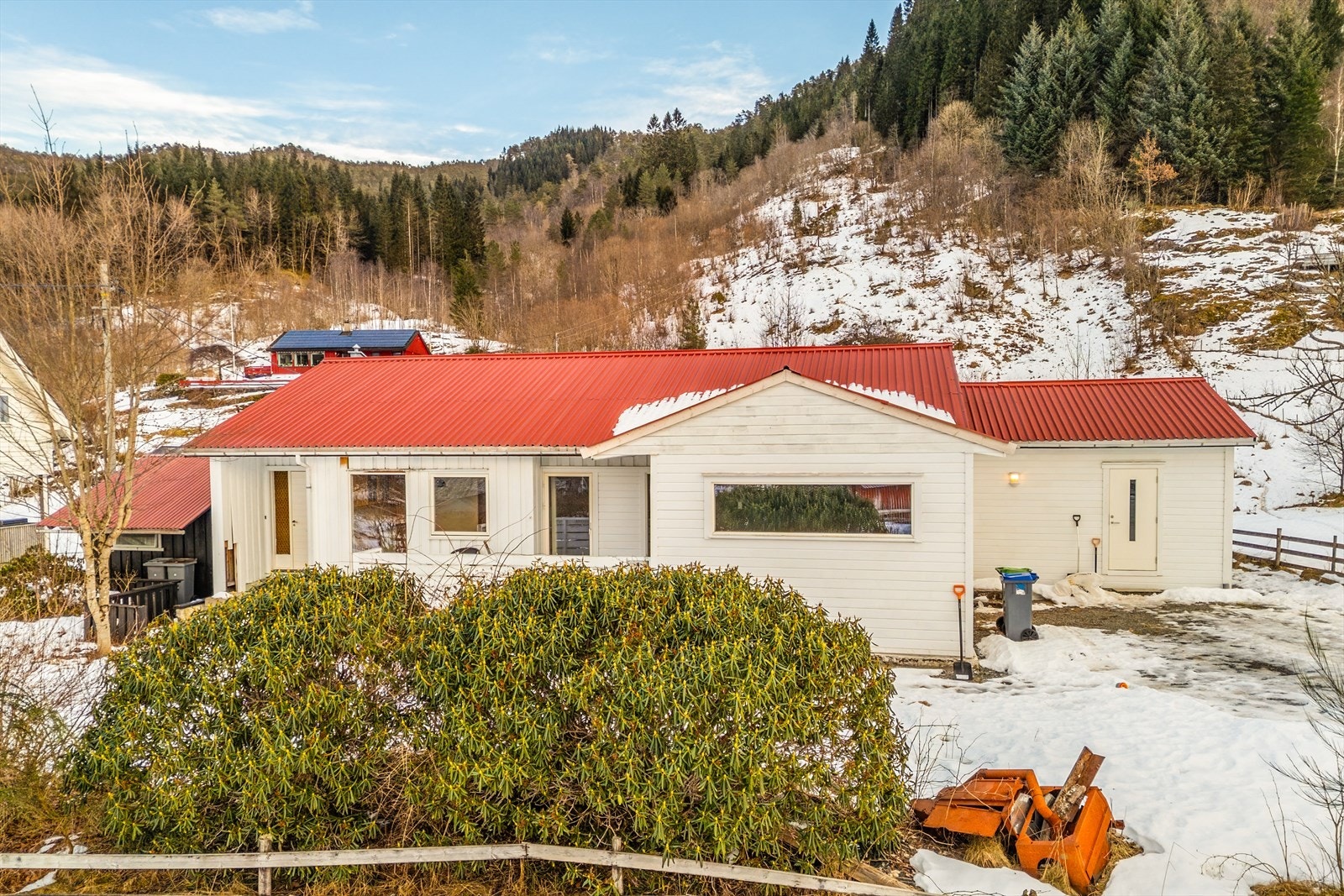 Boligen har gode solforhold på fremsiden i sommerhalvåret, med sol til sent på kvelden (ca kl 22). Solforholdene er mer begrensede vinterstid, men øker utover våren Galleribilde