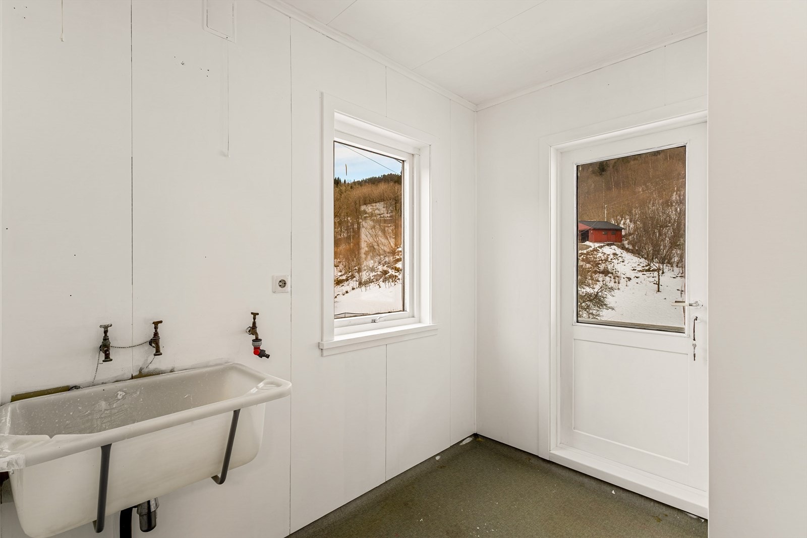 Vaskerommet har belegg på gulv, malte plater på vegger og himling, samt opplegg for vaskemaskin Galleribilde