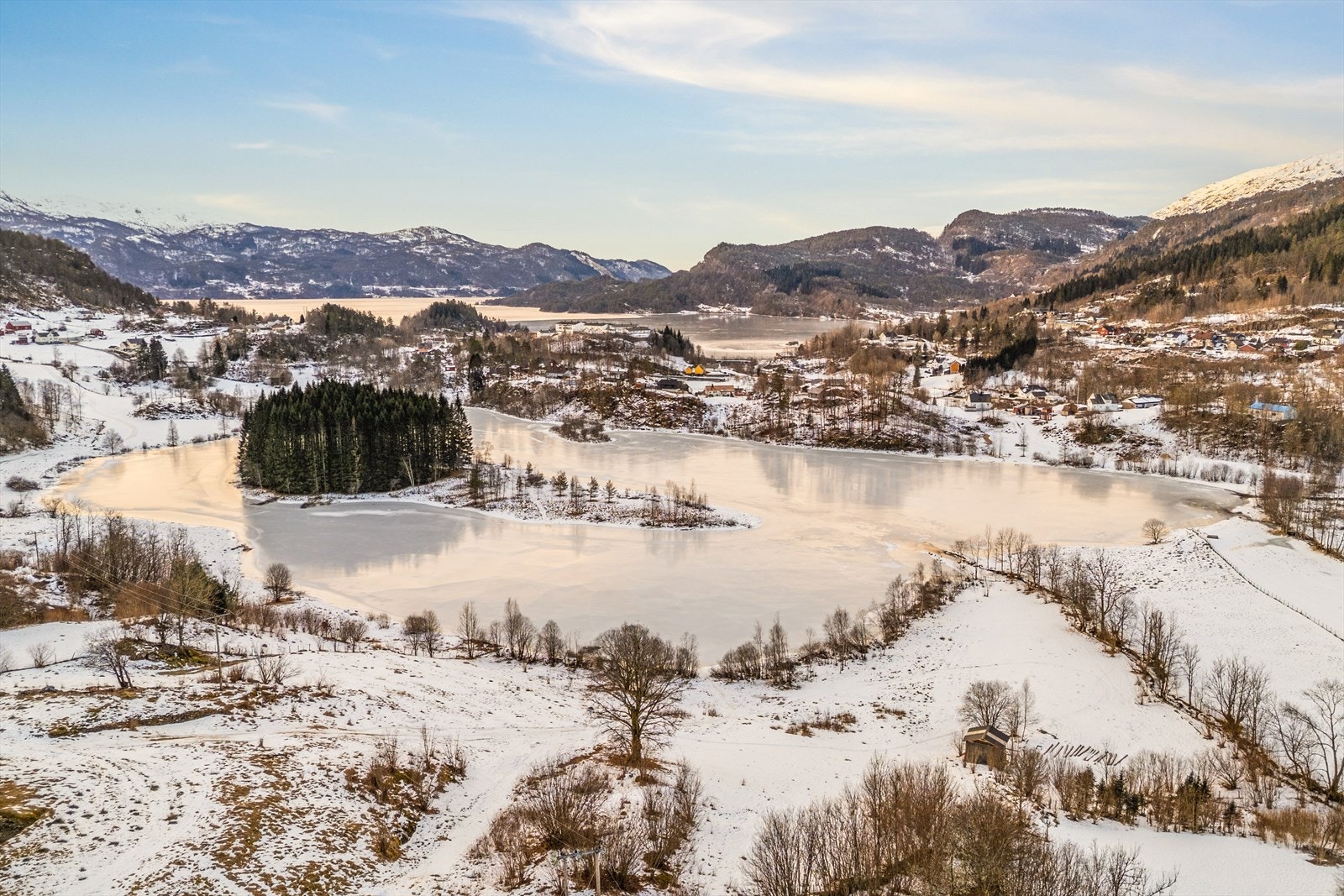 Boligen ligger i nydelige omgivelser og har flott utsikt over Nordvikavatnet Galleribilde