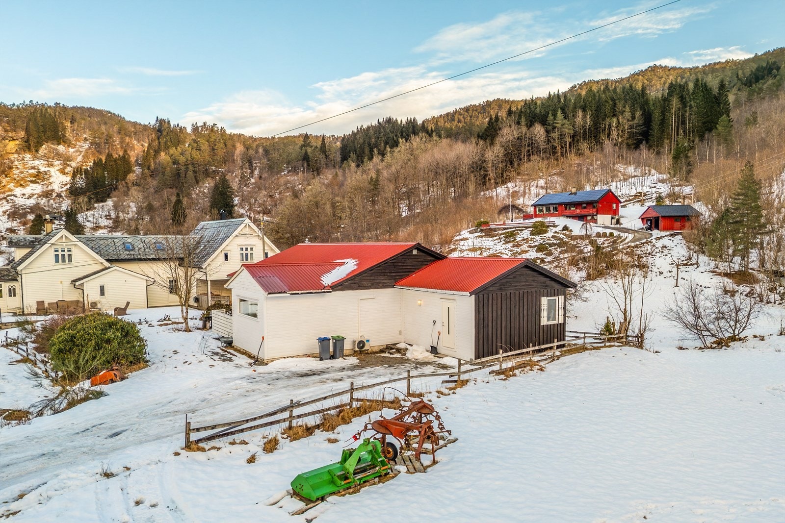 Det er ca 20 minutters kjøring til Arna og ca 45 minutter til Bergen Galleribilde