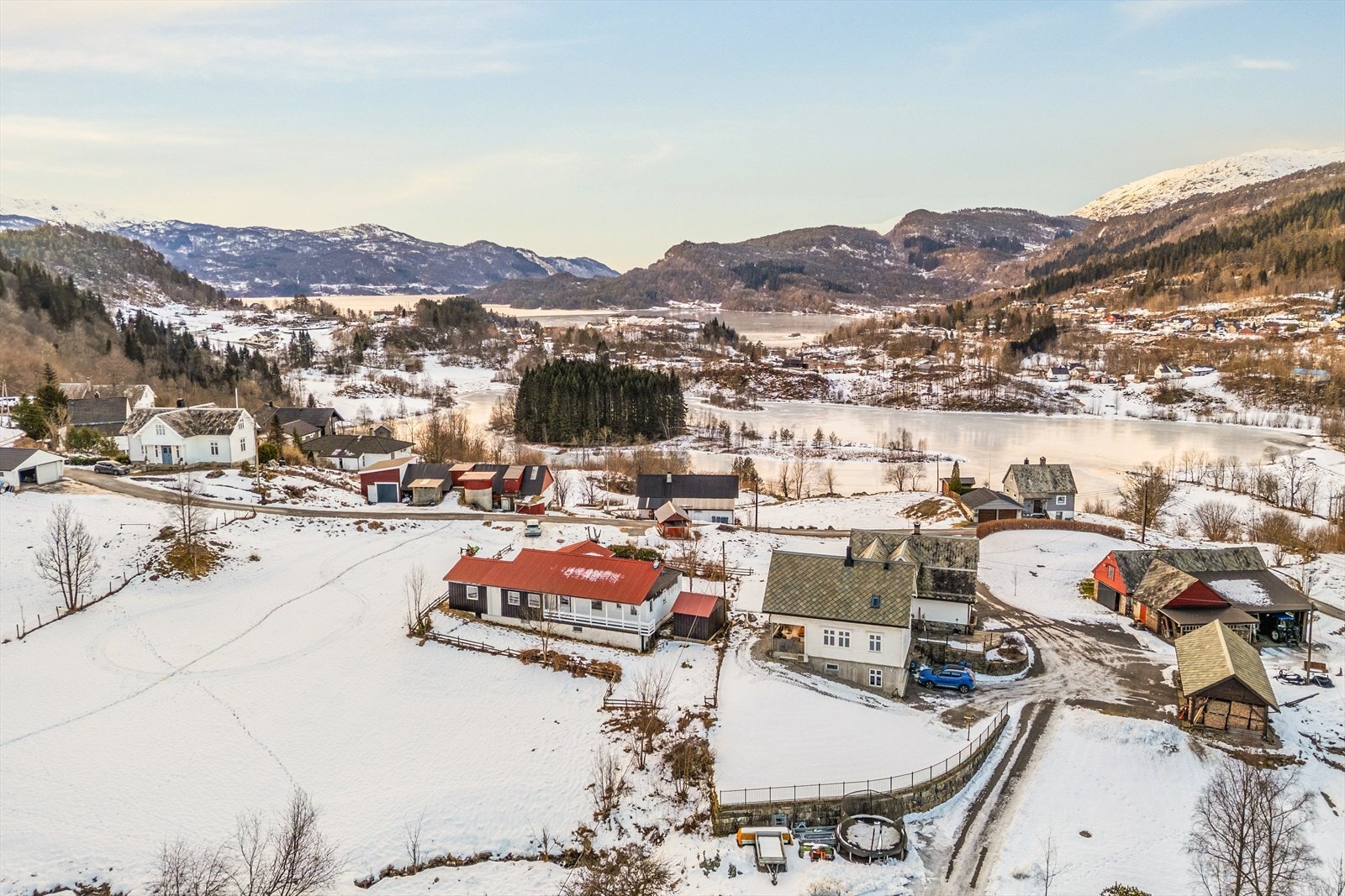 Boligen fremstår med flere gode kvaliteter, der blant annet tre soverom, stue og gang er pent pusset opp. Samtidig gir kjøkken, bad og øvrige rom en ny eier mulighet til å sette sitt eget preg Galleribilde
