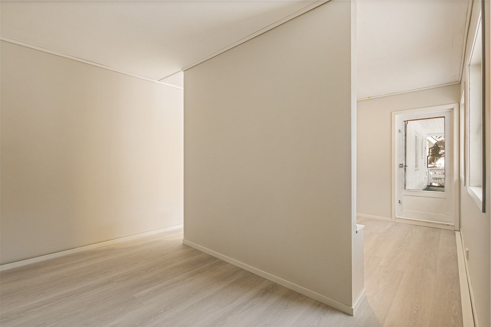 Hovedsoverommet er romslig og har en naturlig inndeling med en halv vegg som gir fine muligheter for garderobeløsning eller hjemmekontor Galleribilde