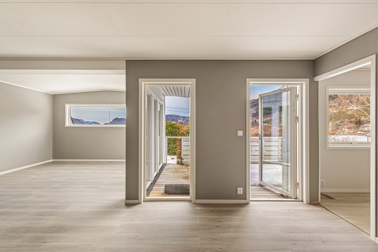 Pent oppgradert stue med god plass til både sofa- og spisegruppe Galleribilde