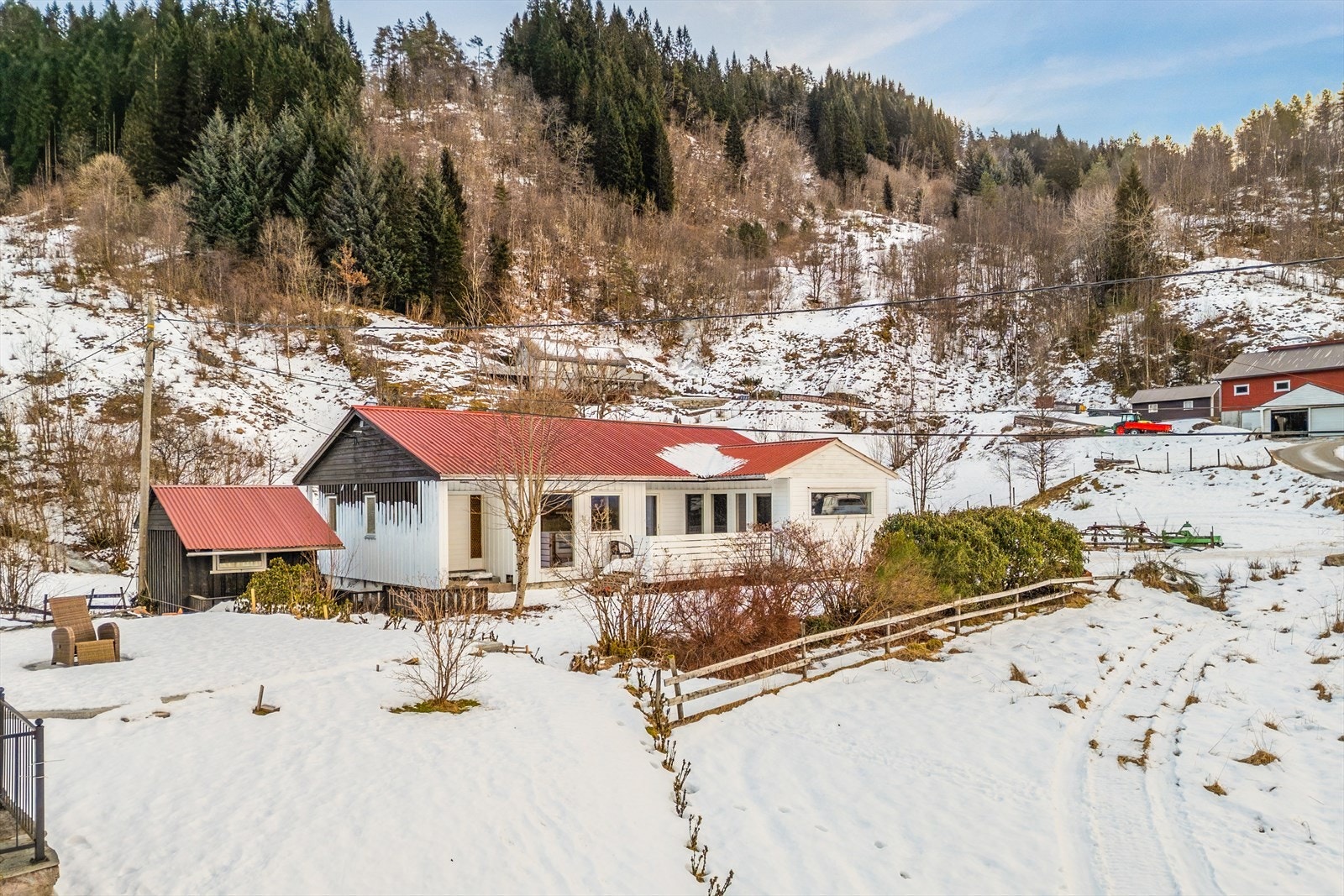 Høyt og fritt beliggende enebolig på én flate med utsikt over nærområdet Galleribilde