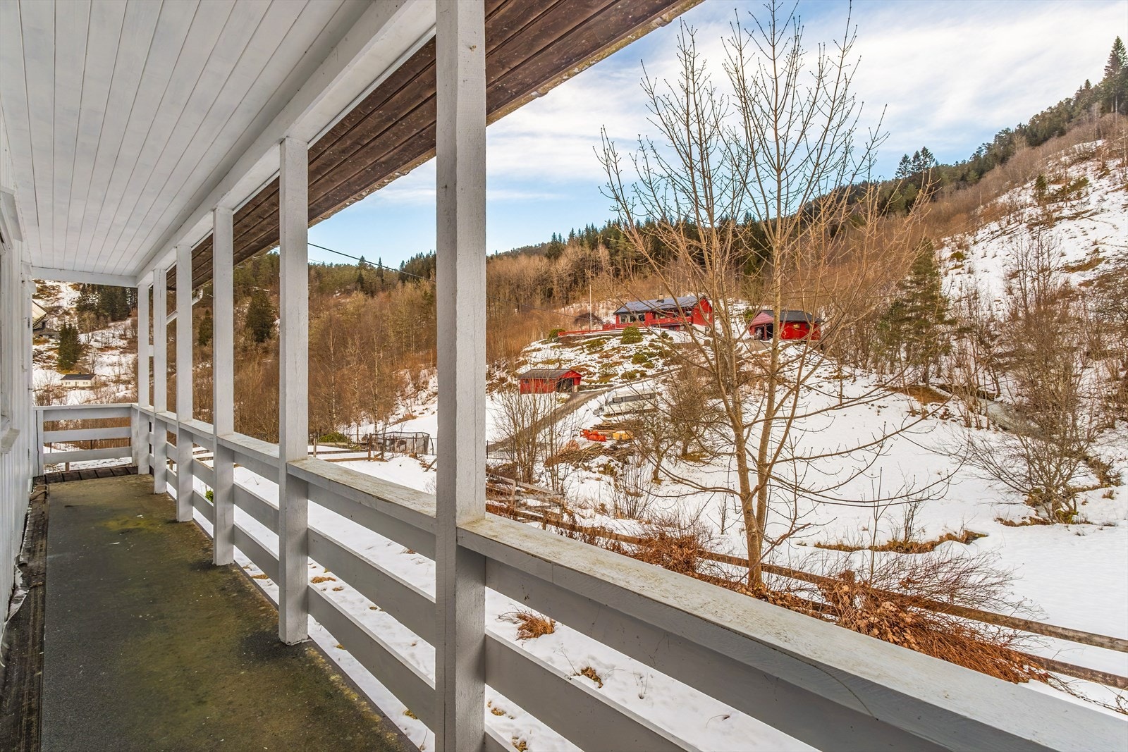 Balkongen har utgang fra hovedsoverom og vaskerommet Galleribilde