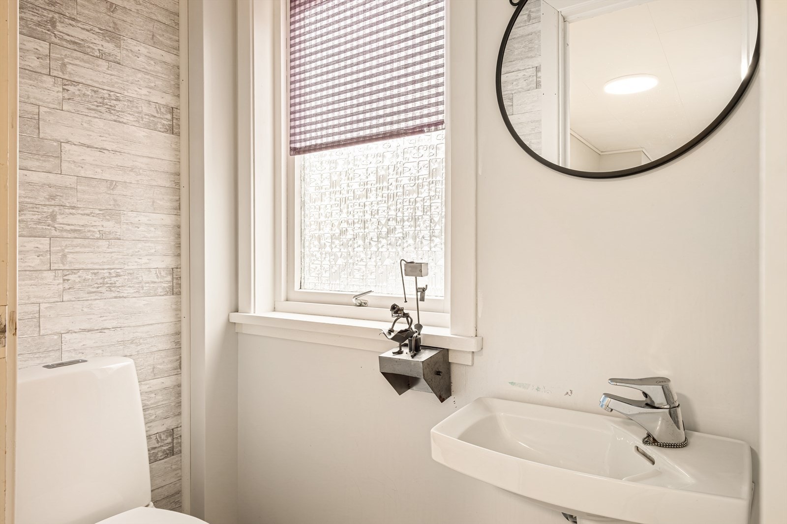 Boligen har to separate toalettrom, begge med toalett og enkel servant Galleribilde