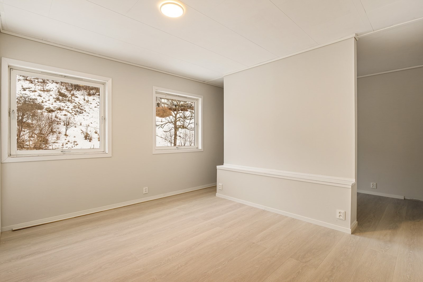 Soverommene er lekkert oppusset og fremstår med en moderne og innbydende stil Galleribilde