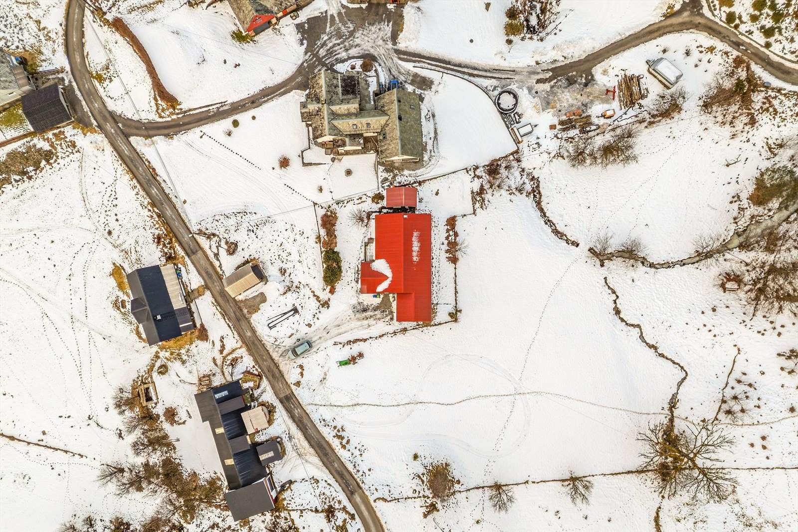 Det er opparbeidet plass ved inngangspartiet til parkering av biler Galleribilde