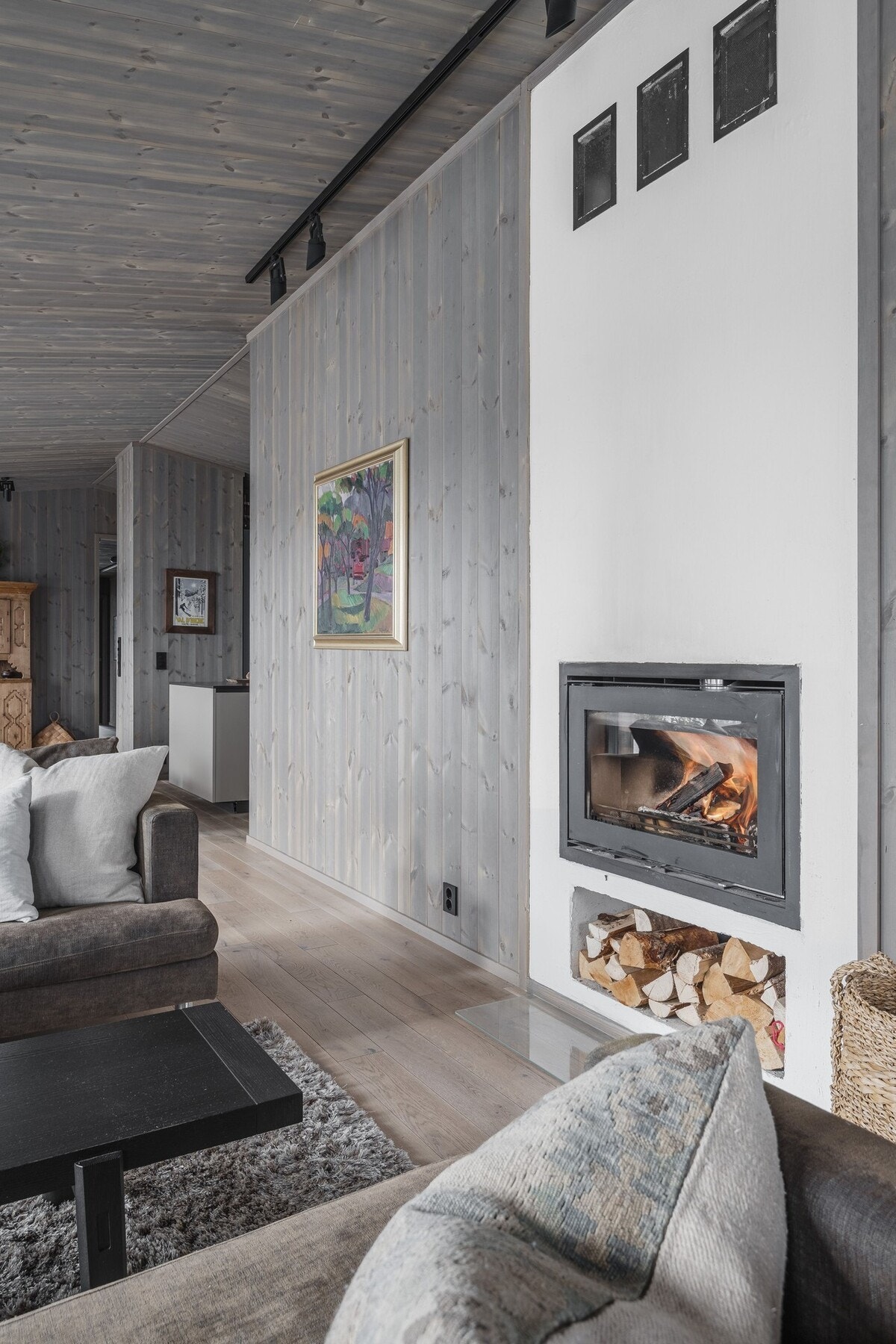 I tillegg til peisovn er det varmematte i stue, tv-stue og på kjøkken samt elektriske varmekabler på bad, i entré og vaskerom. Det er montert Ring hytta varm-system. Galleribilde