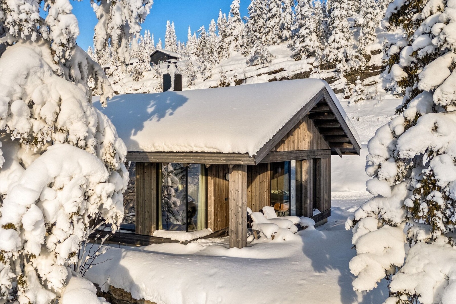 Bjønnlitjønnvegen 44 har en god og skjermet plassering, uten innsyn. Hytta har gjennomgående bruk av designbelysning og stuen har gardiner i lin fra Expo Nova. Galleribilde