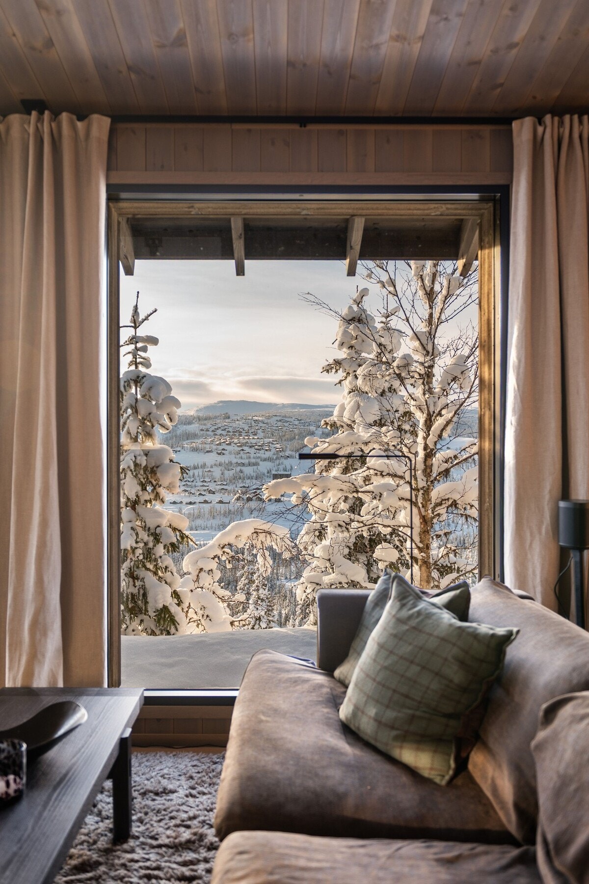 Den praktfulle utsikten kan ses fra både stue/spisestue og fra kjøkkenet. Galleribilde