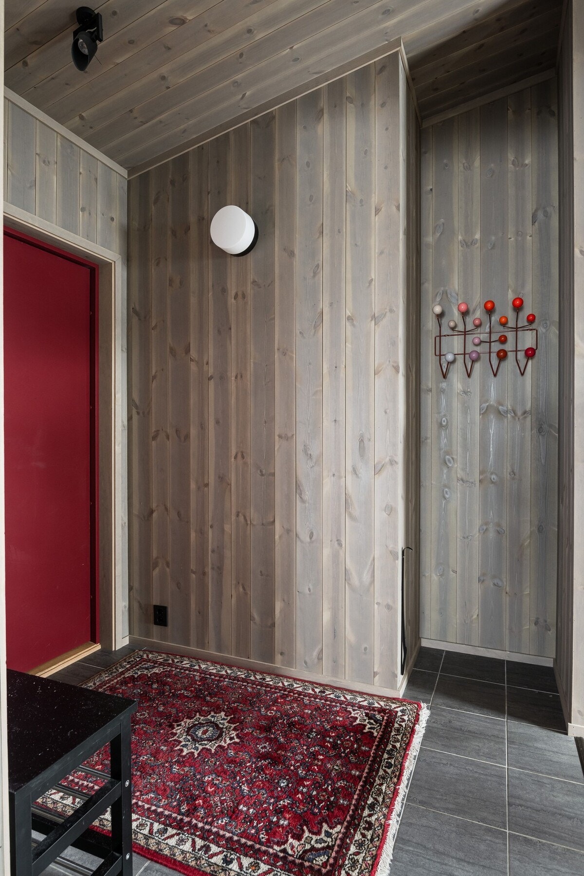 Entréen og gangen har fliser med gulvvarme. Galleribilde