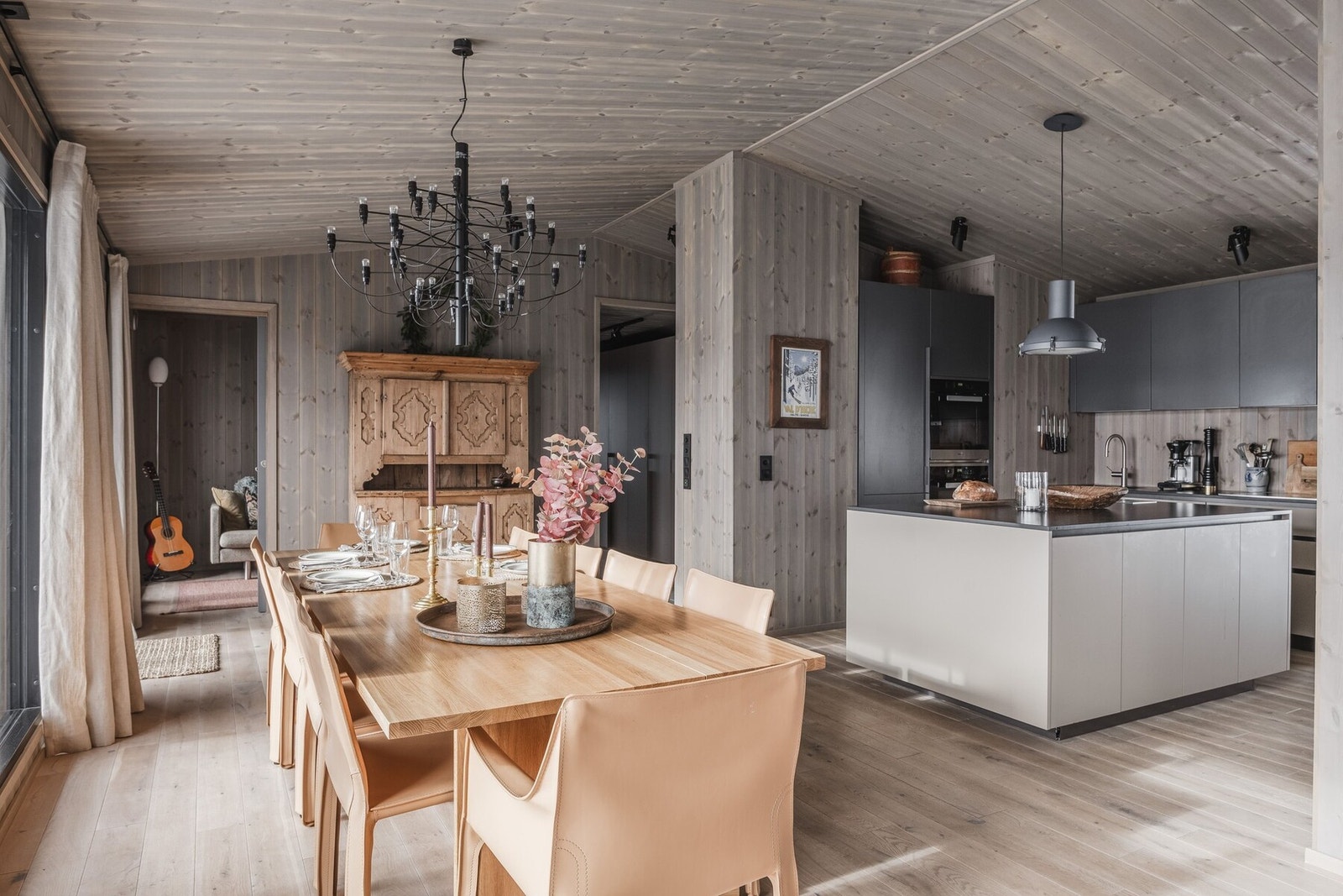 Spisestusonen er praktisk plassert i tilknytning til kjøkkenet. Galleribilde