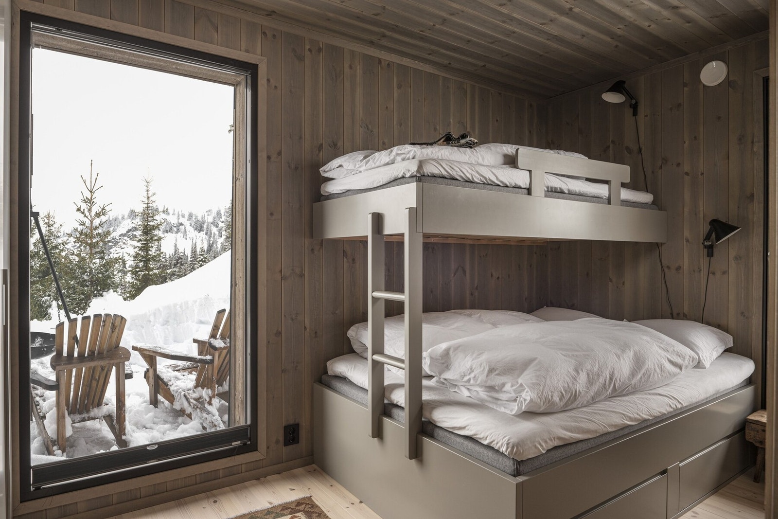 Soverom 3. Samtlige soverom er av god størrelse, med vindusflater fra gulv til tak. Galleribilde