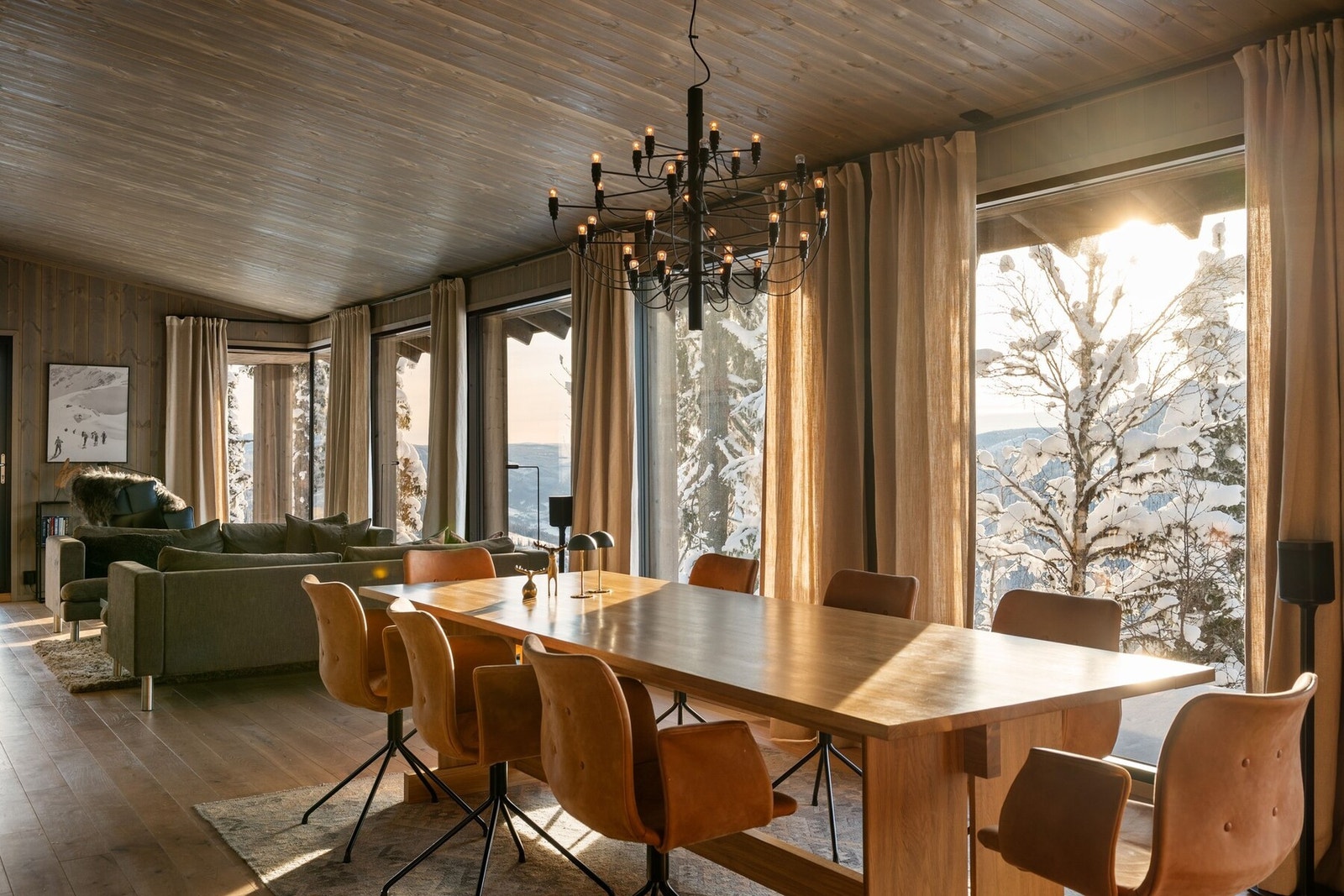 Den gode planløsningen gjør stuen enkel å møblere, med naturlige soner for både sofa- og spisegruppe. Galleribilde