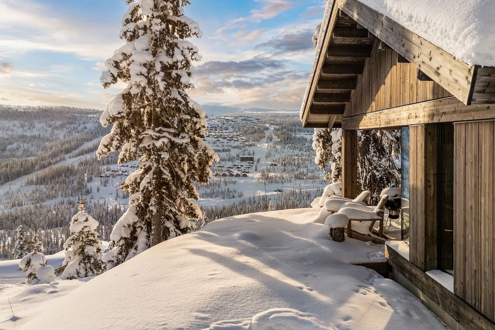 En innholdsrik familiehytte med gjennomtenkte løsninger og kvalitet i alle ledd, med svært attraktiv og solrik beliggenhet på Kvitfjell Vest. Galleribilde