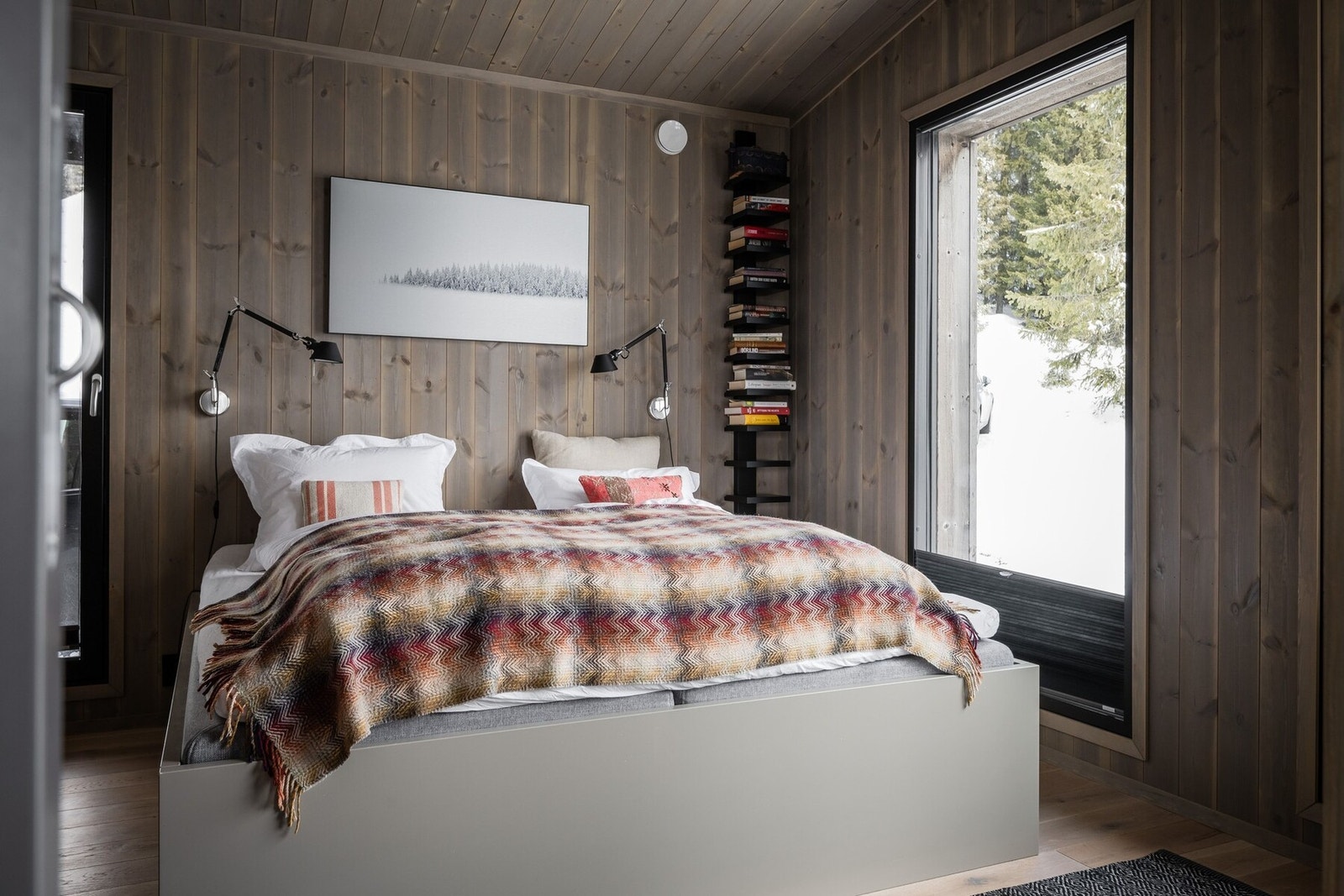 Hytta inneholder hele 4 gode soverom. Alle soverom har plassbygde senger med skuffer og garderober. Galleribilde