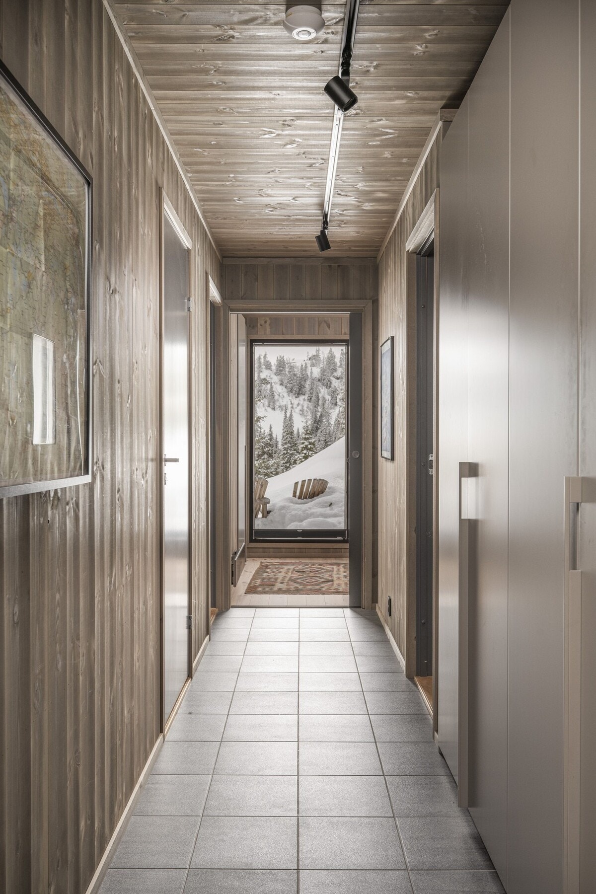 Gang med plassbygget garderobeskap fra Poliform. Galleribilde