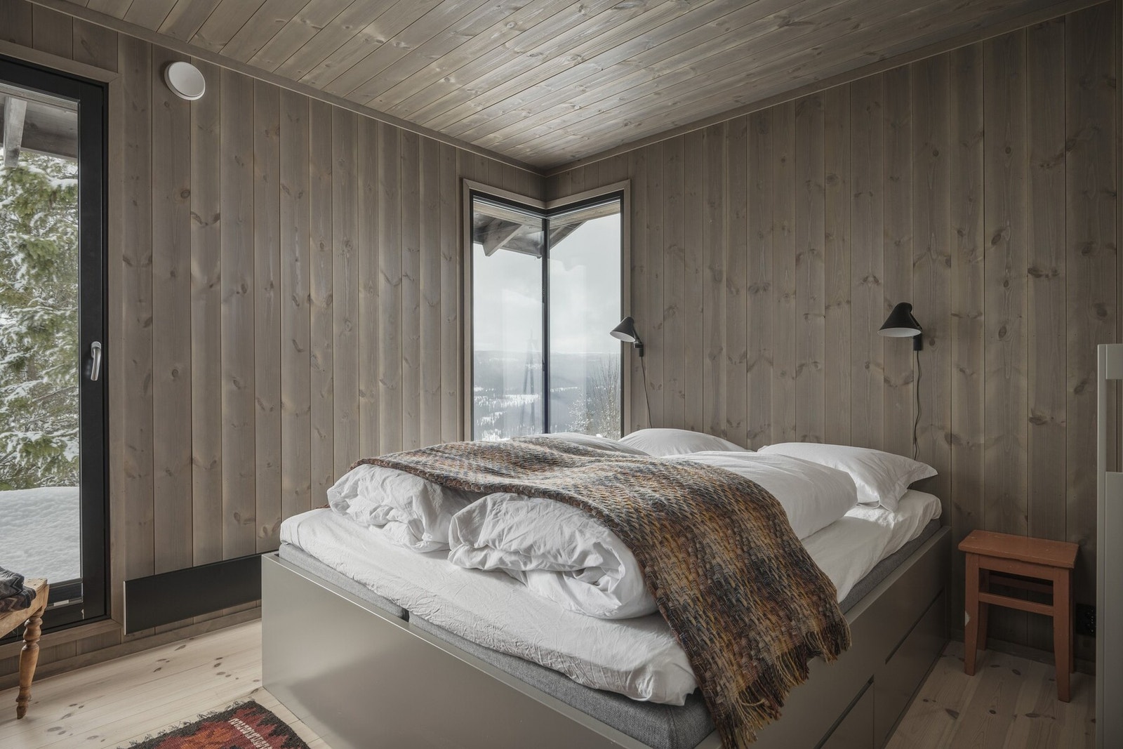 Soverom 2 med stor, plassbygget seng og garderobeskap. Galleribilde