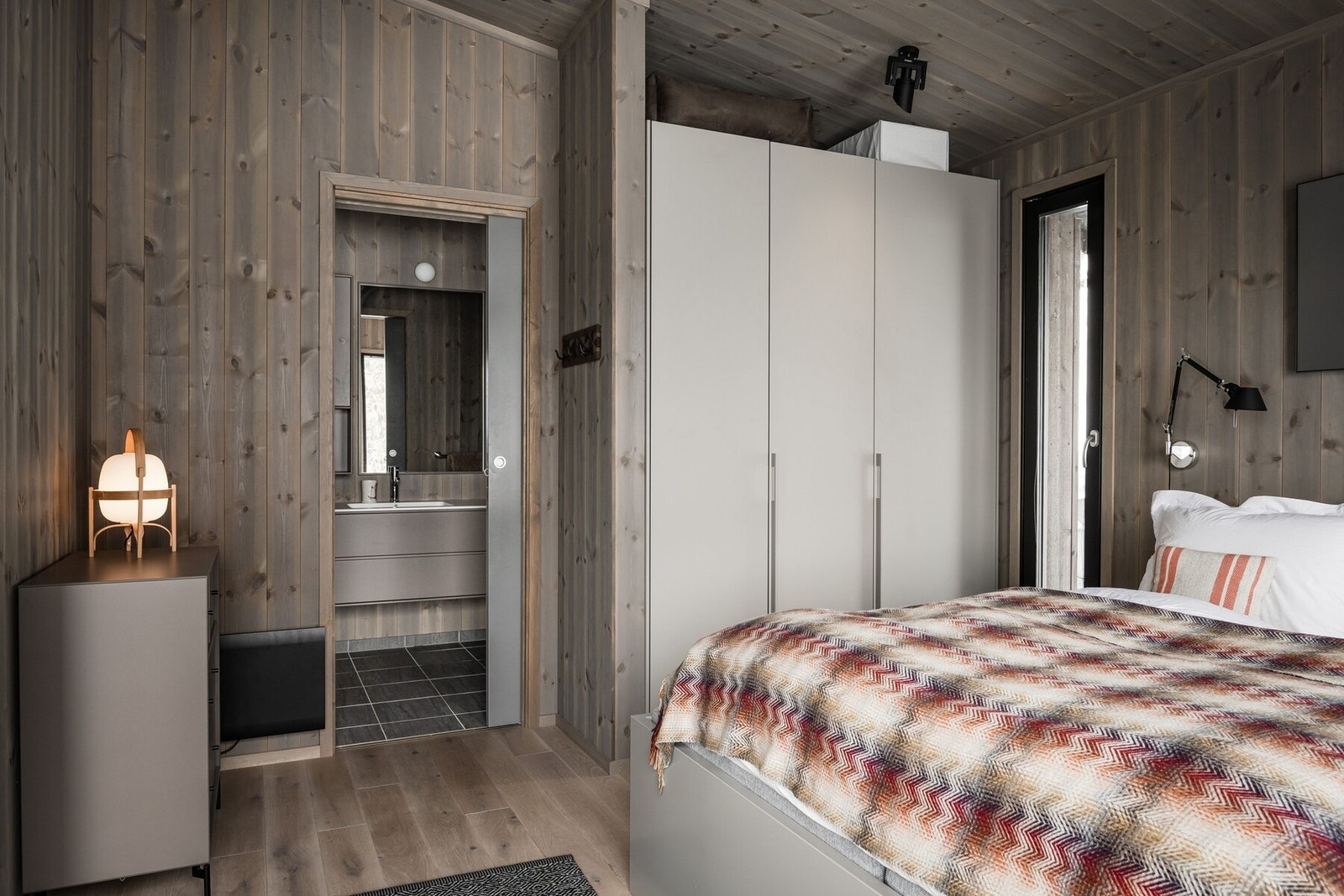 Fra hovedsoverommet er det inngang til eget bad via skyvedør. Galleribilde