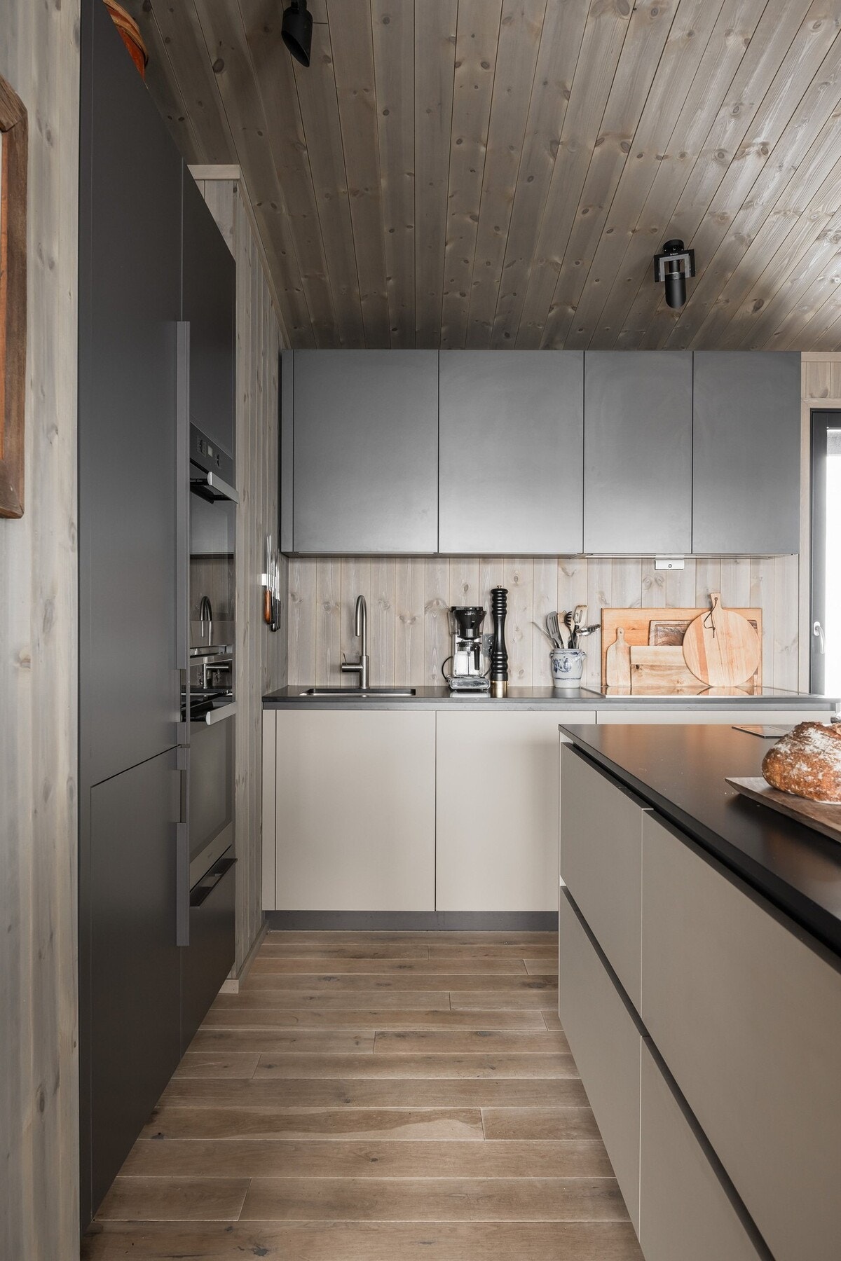 Kjøkkenet har stor kjøkkenøy og rikelig med oppbevaringsplass. Galleribilde