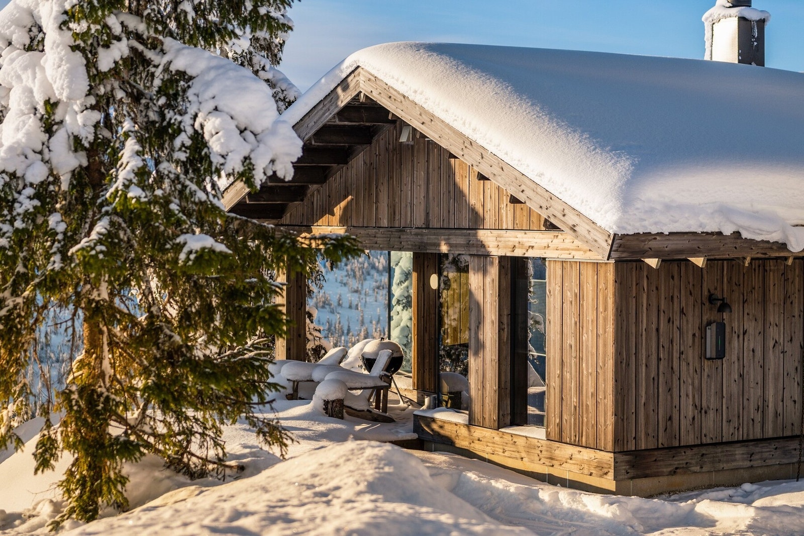 Utgang fra stue/spisestue til to solrike markterrasser. Galleribilde