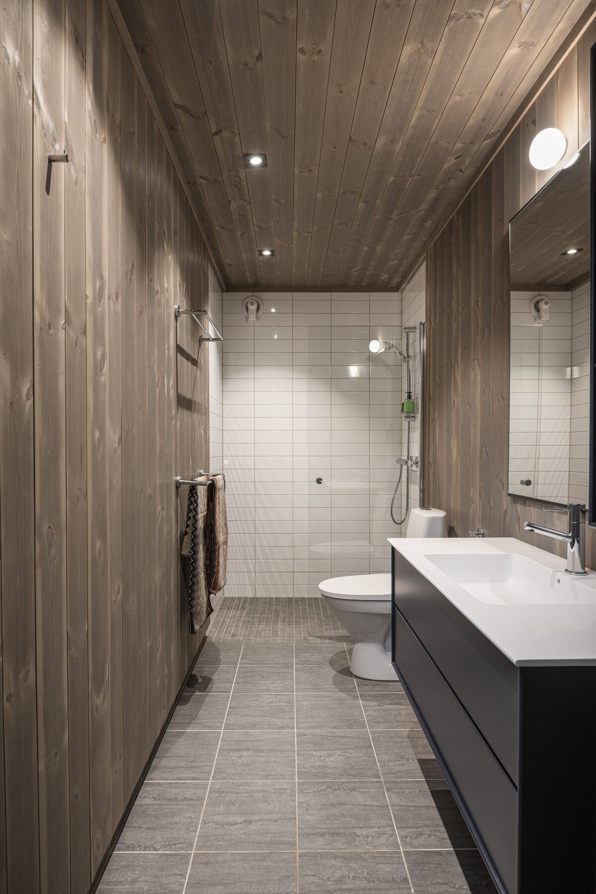 Hytta har 2 delikate baderom med innredning fra Montana. Gulvfliser, elektriske varmekabler og downlights i himling. Galleribilde