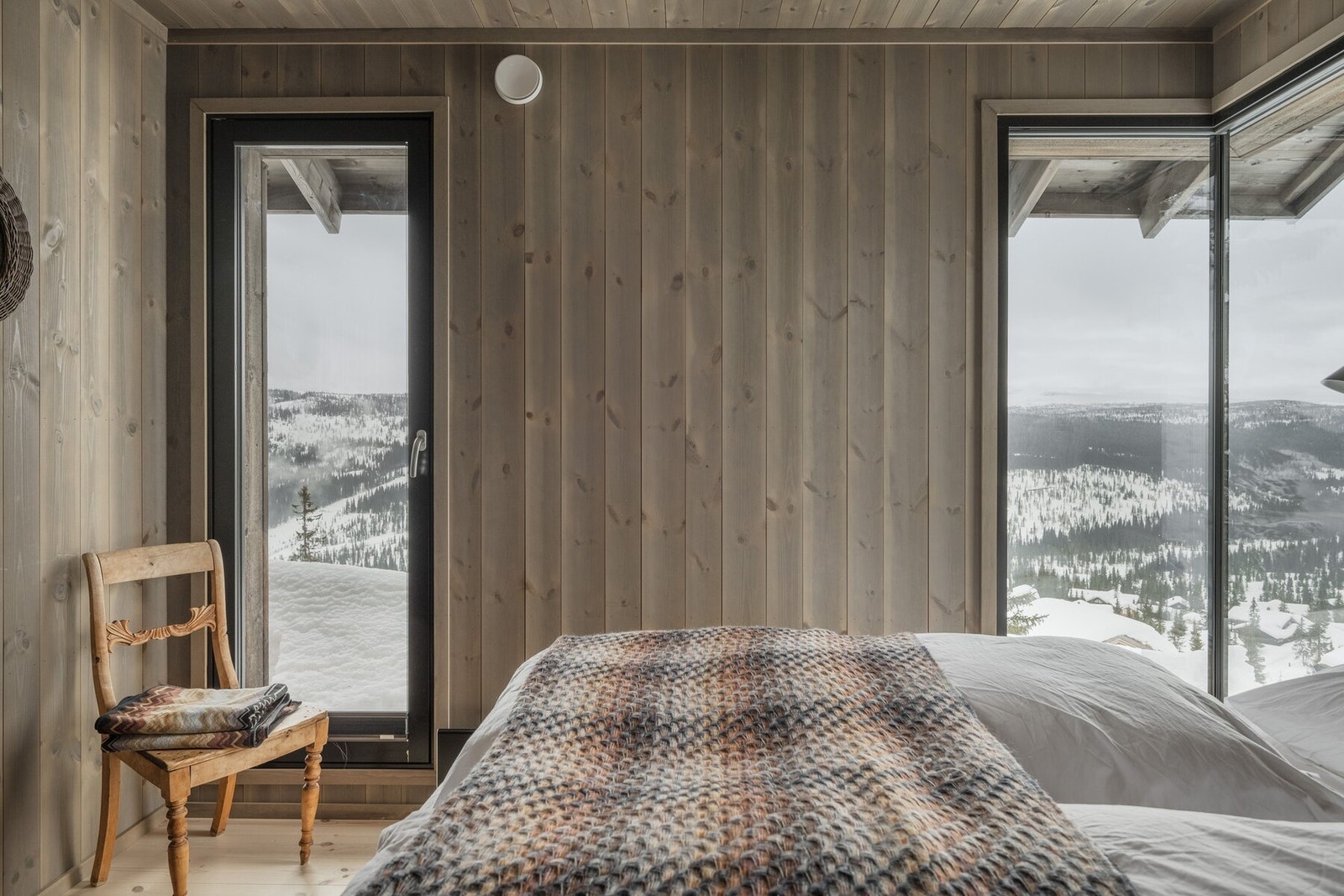 Flere av soverommene byr på nydelig utsikt og lys inn fra flere sider! Galleribilde