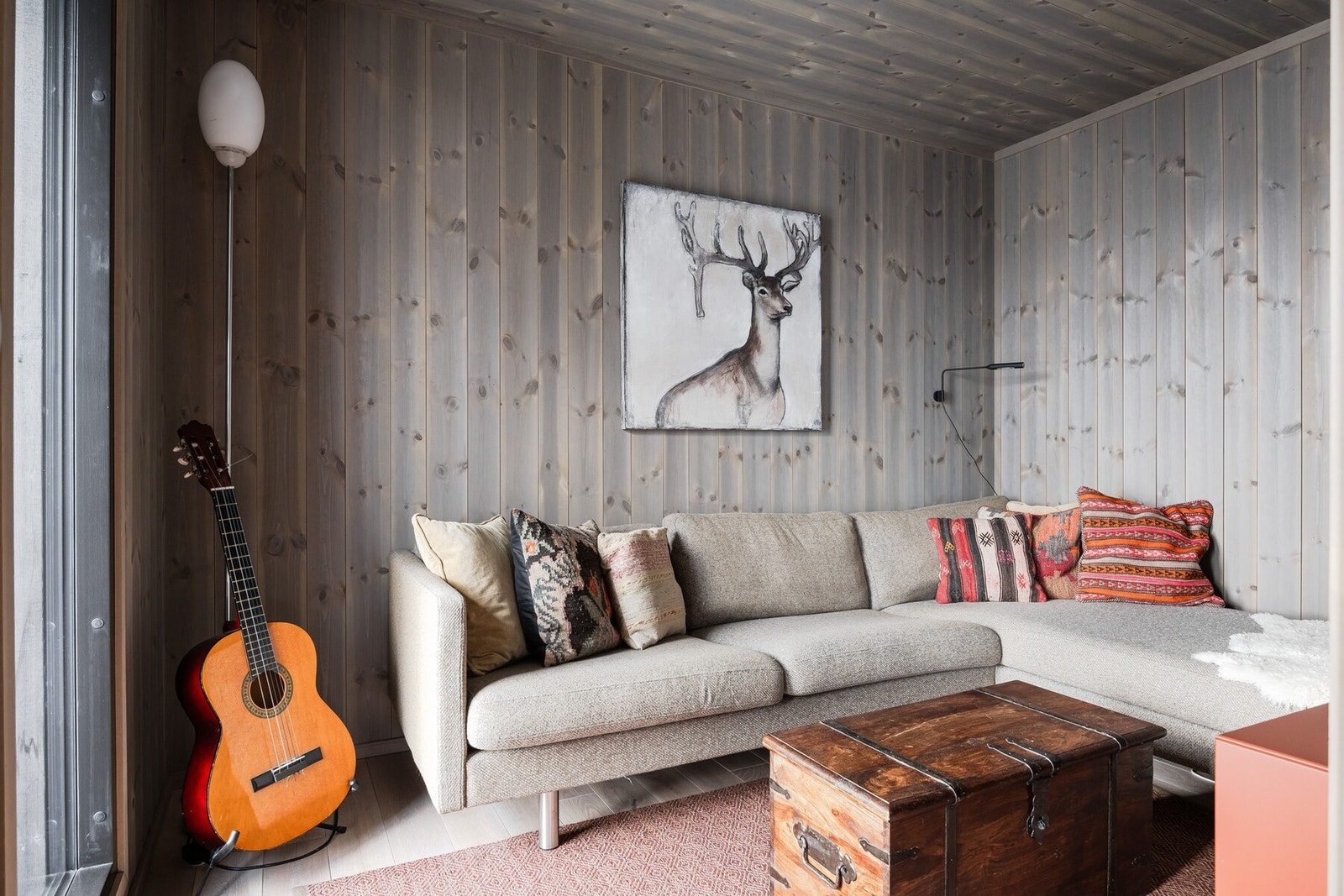 En hyggelig, ekstra stue med fantastisk utsikt. Stuen er ideell som en ekstra tv-stue hvor man kan trekke seg tilbake, kontor eller som oppholdssone for familiens minste! Galleribilde