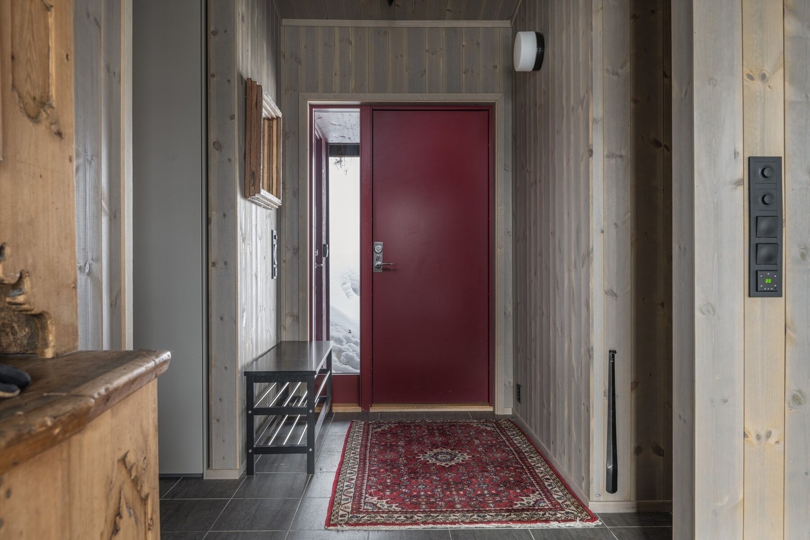 Innbydende inngangsparti med entre og gang med Poliform garderobeskap. Galleribilde