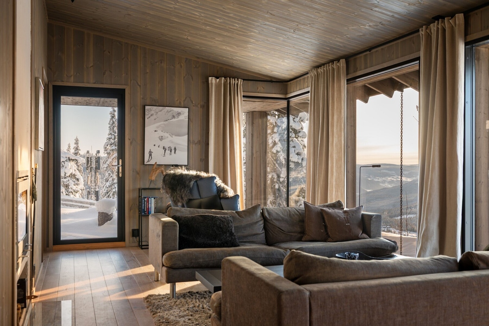 Hytta holder en gjennomgående god standard, og en arealeffektiv planløsning med alt på ett plan. Galleribilde