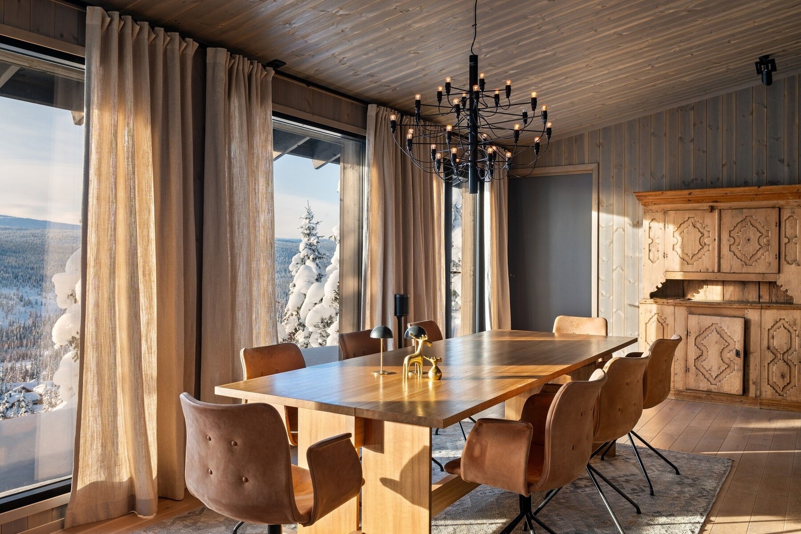 Spisestuesonen er særdeles romslig - her kan det dekkes til mange! Galleribilde