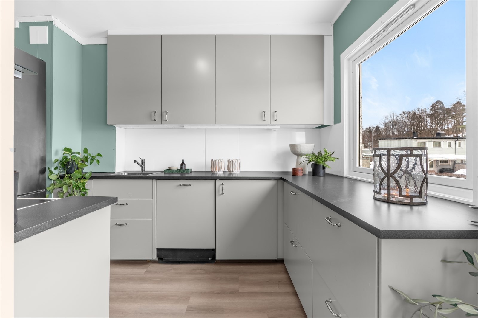 Kjøkkenet er praktisk utformet og det er godt med skapplass. Det er plass og opplegg for oppvaskmaskin, frys/kjøl og ovn. Galleribilde