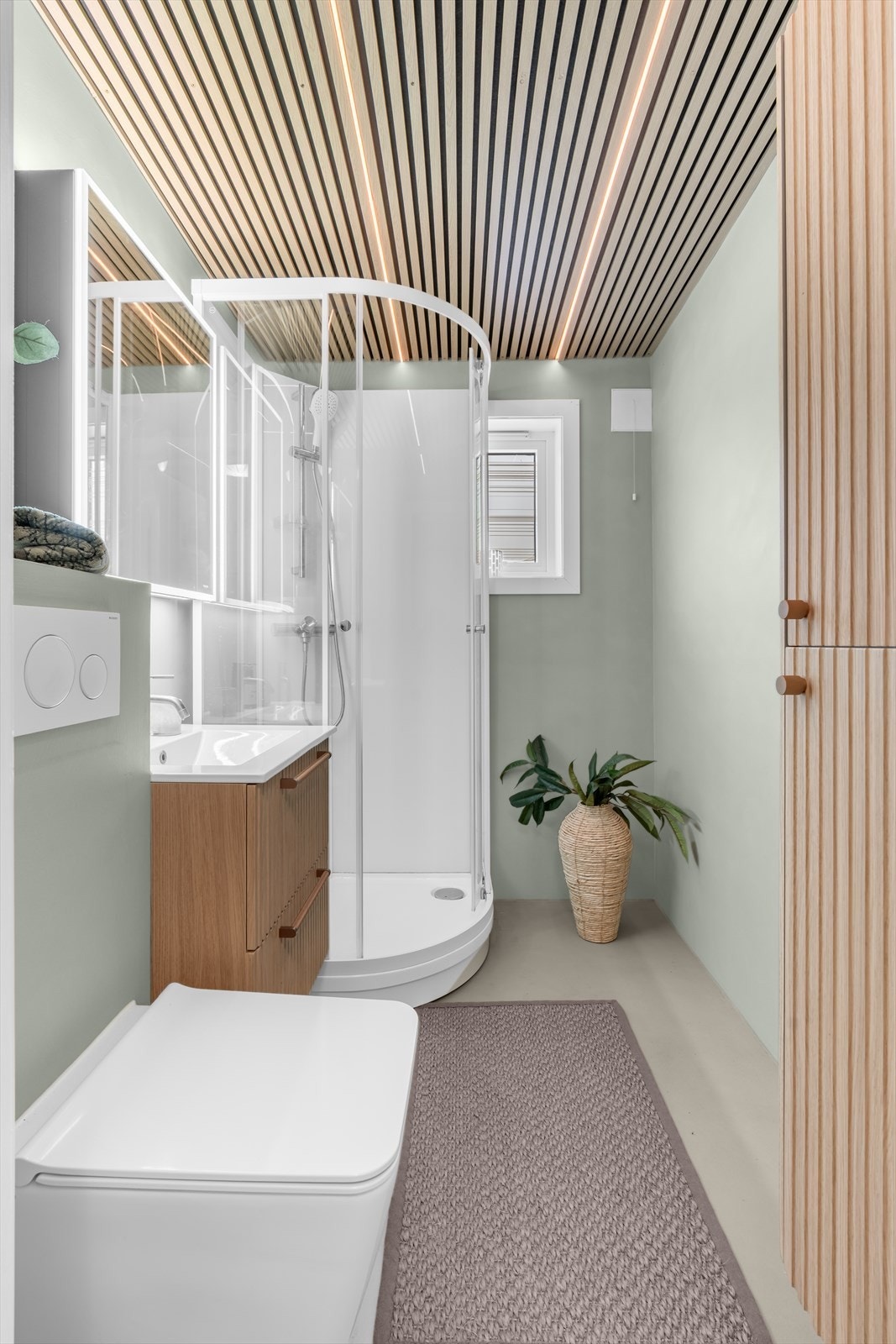 Badet ble modernisert i 2024 med mikrosement på gulv og vegger, samt spilepanel i taket. Galleribilde