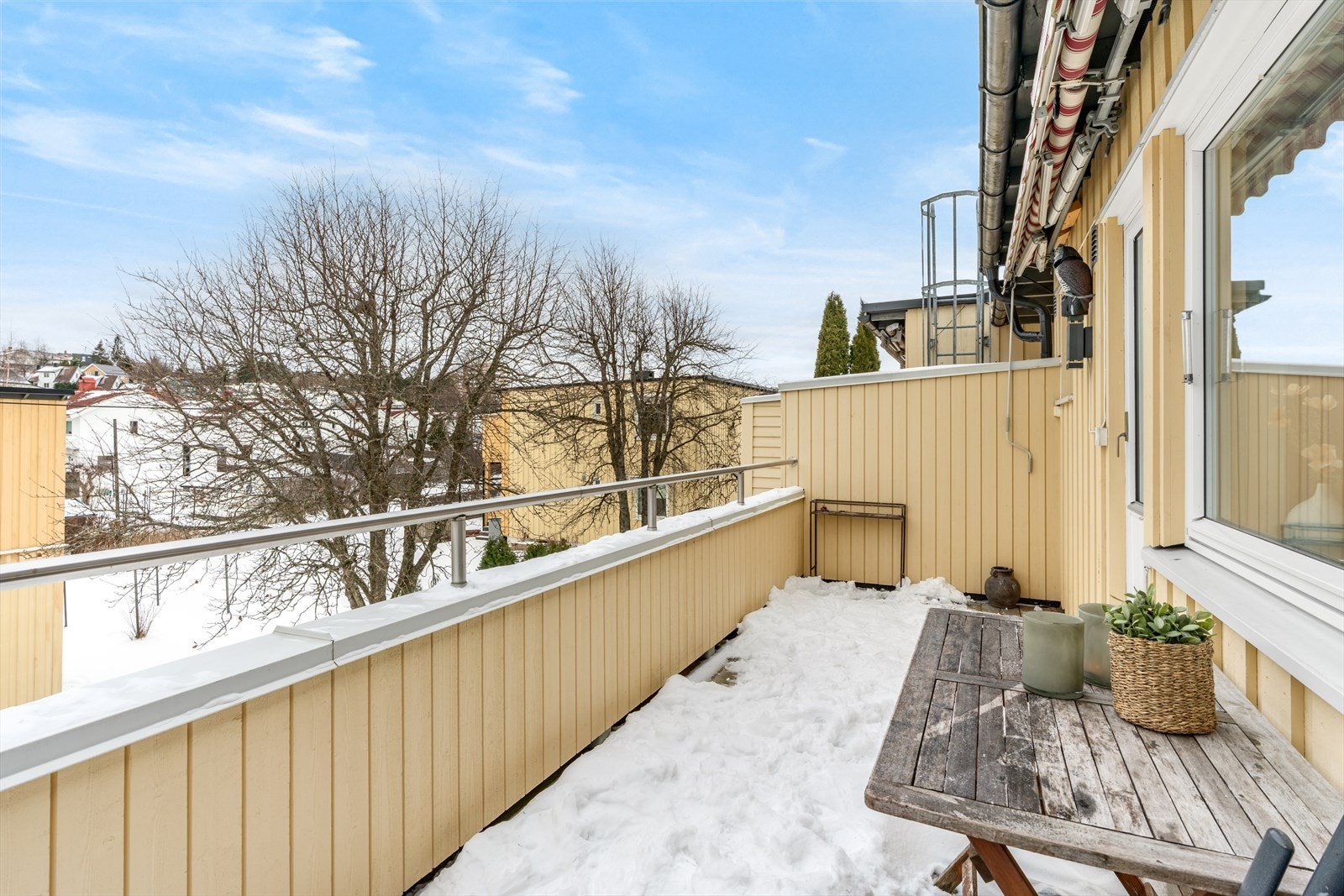 Dette er en gjennomgående topp- og endeleilighet i firemannsbolig på Manglerud. Dekke oppforet med tregulv og ny terrasse ble bygget i regi av borettslaget. Galleribilde