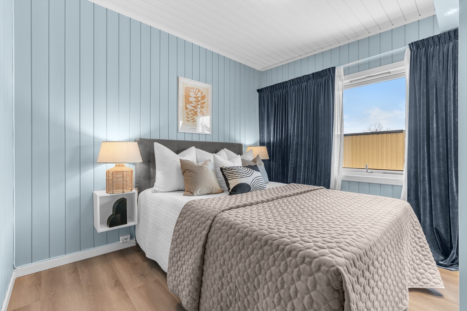 Videre byr boligen på to gode soverom. Hovedsoverommet er av god størrelse med plass til en dobbeltseng, tilhørende nattbord og annet ønskelig møblement. Galleribilde