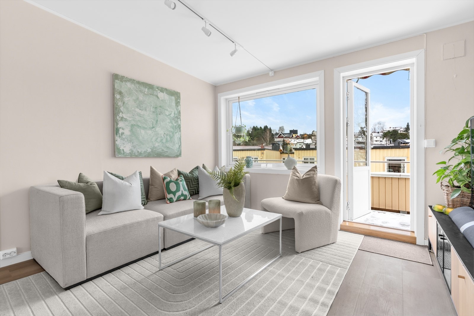 Fra stuen er det direkte utgang til en stor, vestvendt veranda på ca. 13 m². Galleribilde