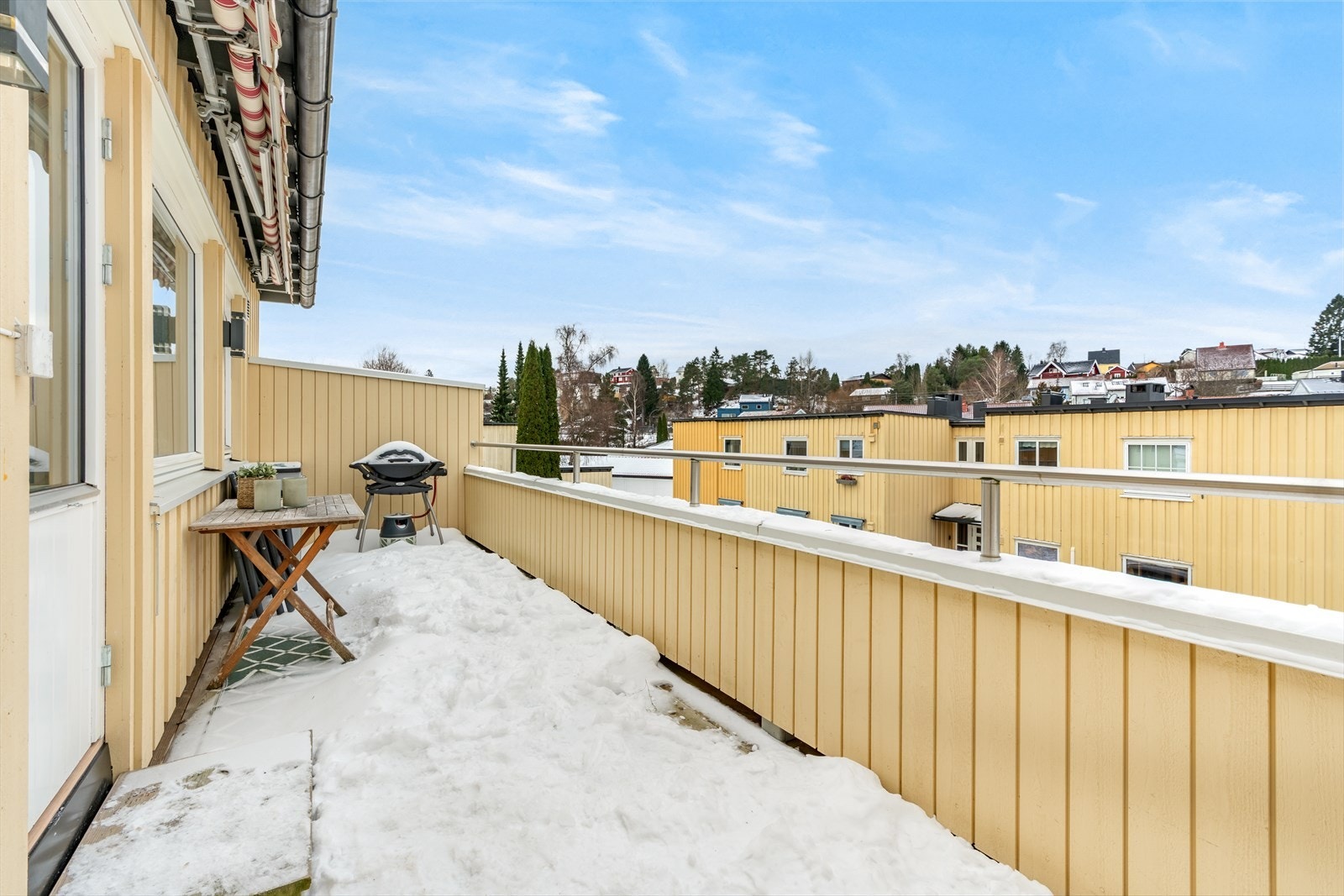 Utgang fra boligen til en 13 kvm vestvendt veranda med tidlig ettermiddags- og kveldssol og hyggelig fritt utsyn. Galleribilde