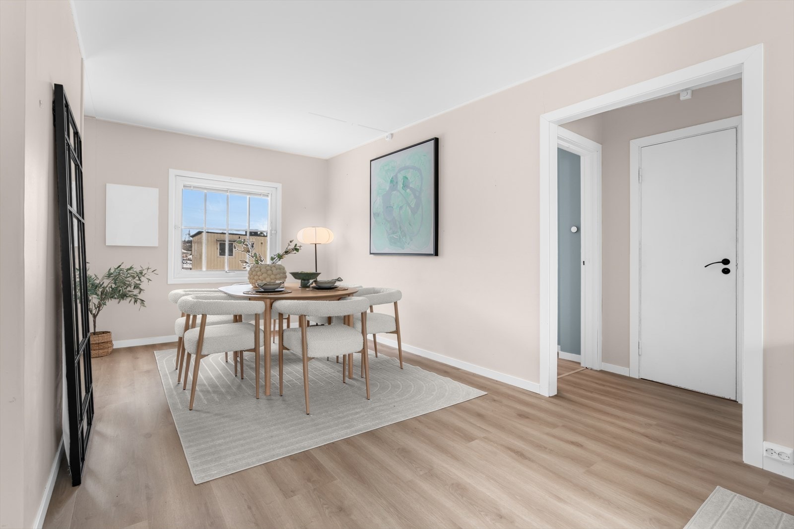 Alle overflater i leiligheten, inkludert tak og vegger, ble malt i 2024. Galleribilde