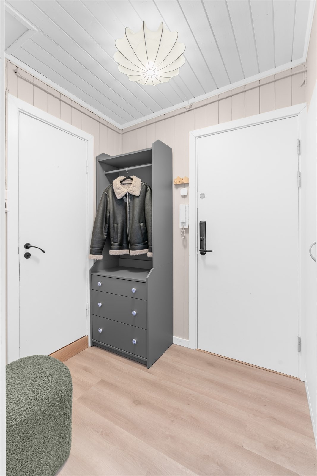 Entréen gir et godt førsteinntrykk med nylagte gulv og malte overflater. Her er det plass til oppbevaring av yttertøy og sko. Bygget har dørcalling. Galleribilde