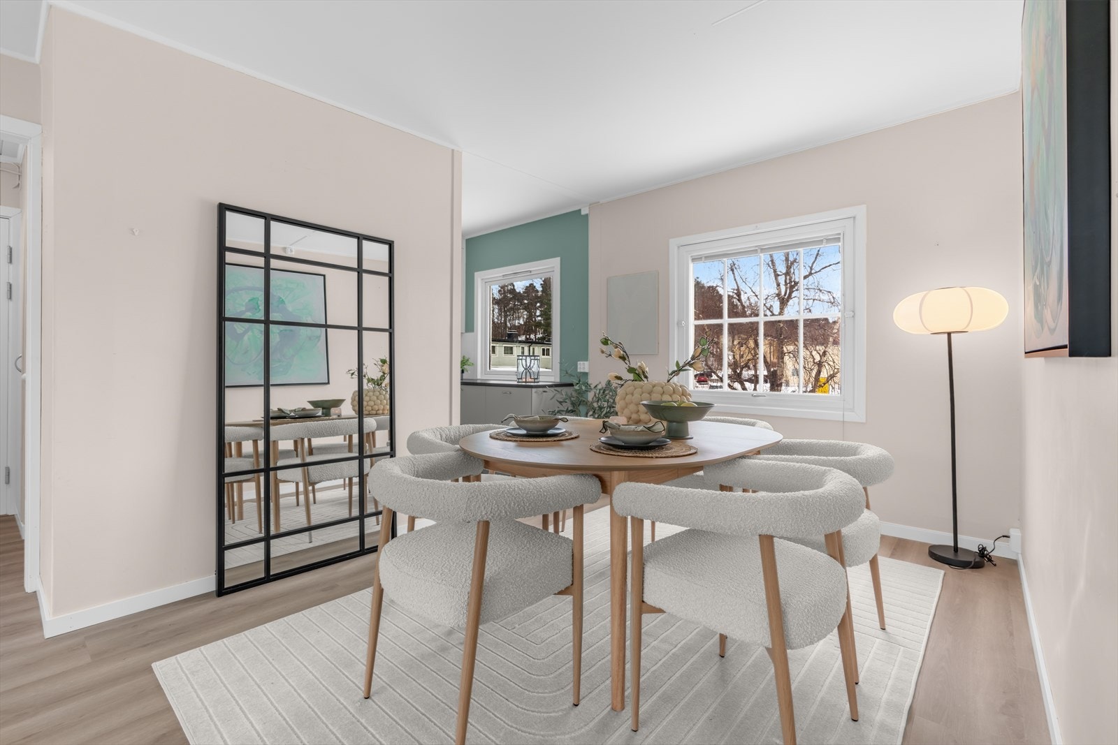 Spiseplassen er naturlig integrert mellom stuen og kjøkkenet. Galleribilde