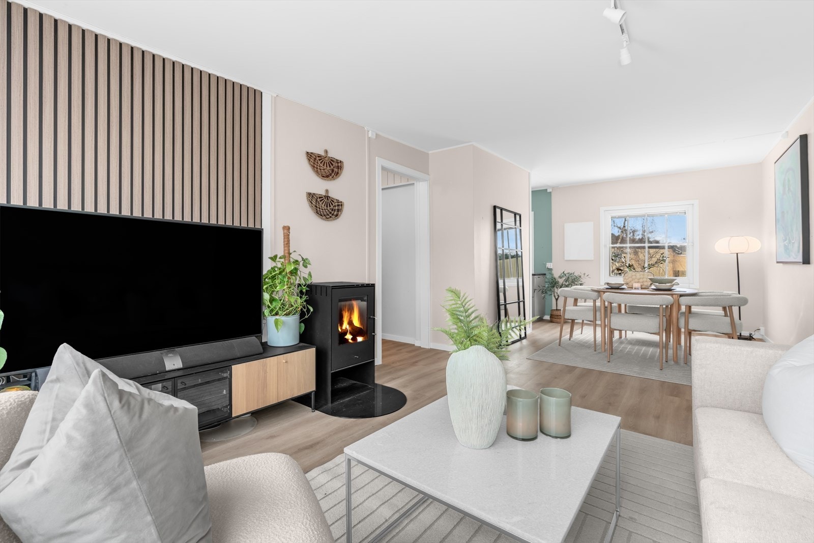 Stuen har god plass til både sofagruppe og spisebord. Galleribilde